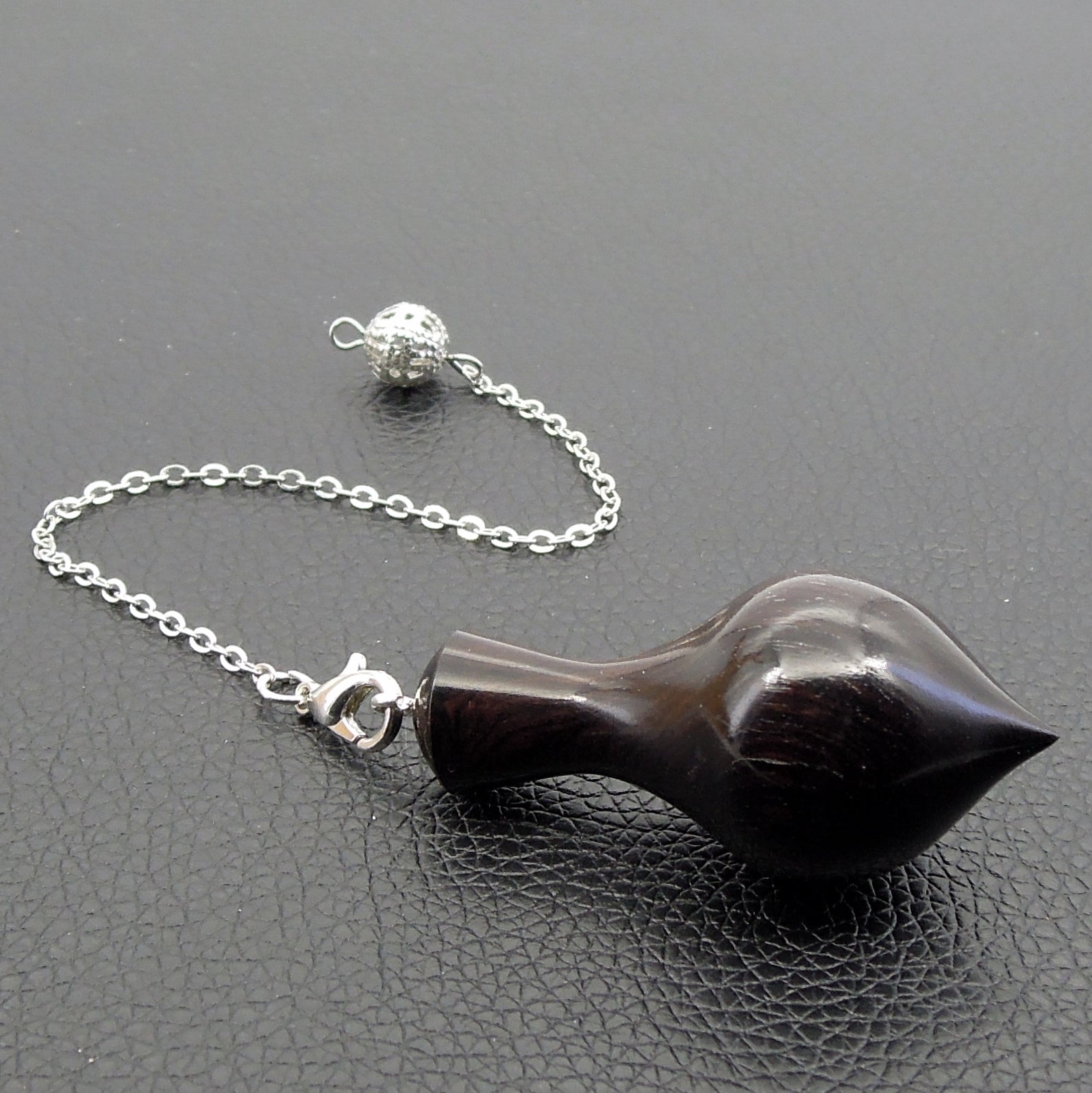 Pendule artisanal de radiesthésie en bannia avec oeilleton.