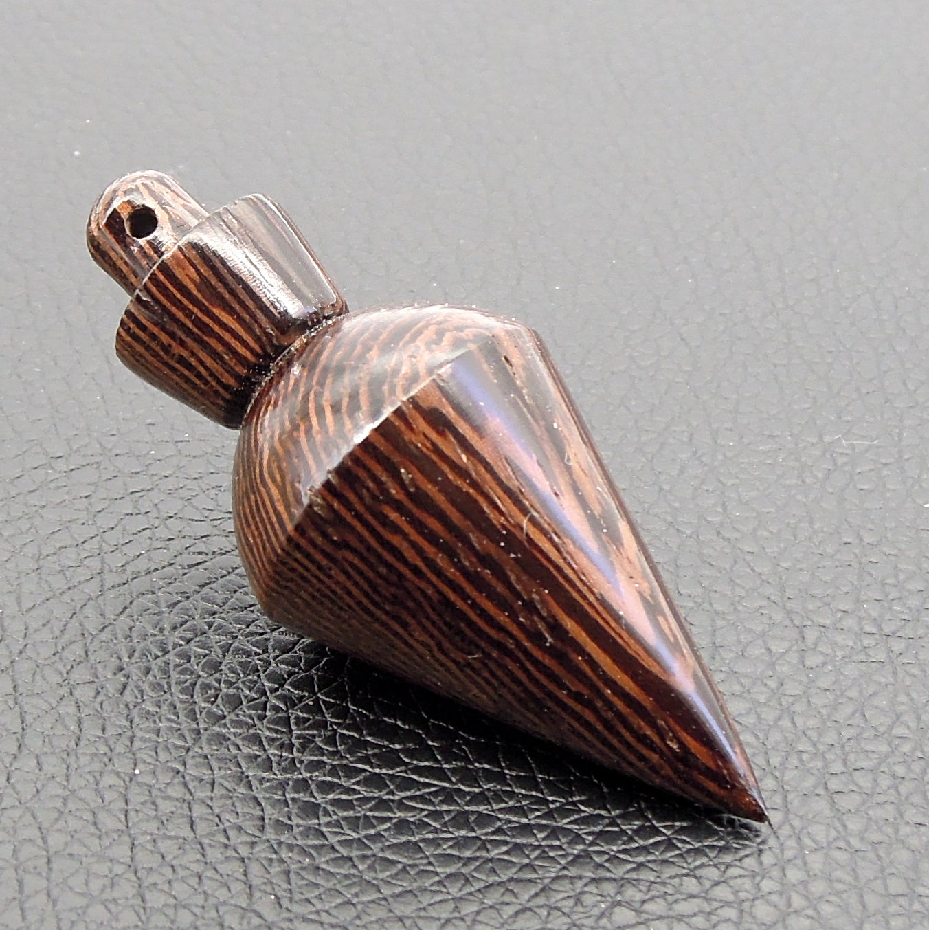 Pendule artisanal de radiesthésie en wenge avec oeilleton.