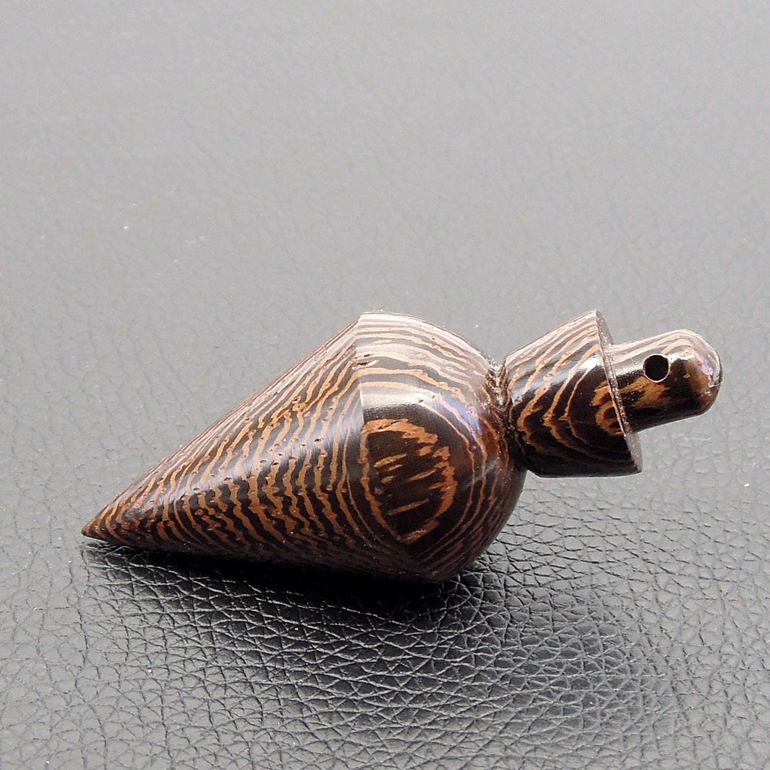 Pendule artisanal de radiesthésie en wenge avec oeilleton.