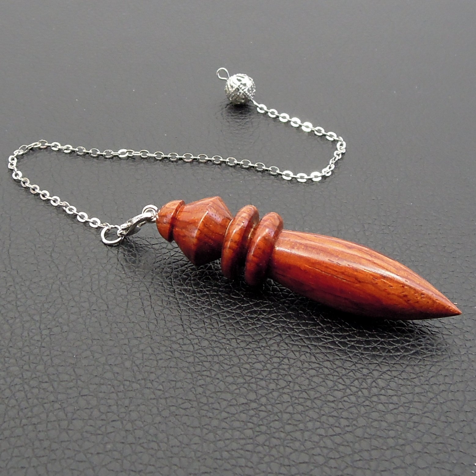 Pendule artisanal de radiesthésie en cocobolo avec chainette.