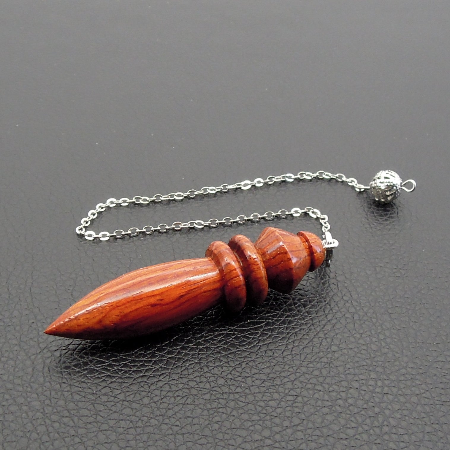 Pendule artisanal de radiesthésie en cocobolo avec chainette.