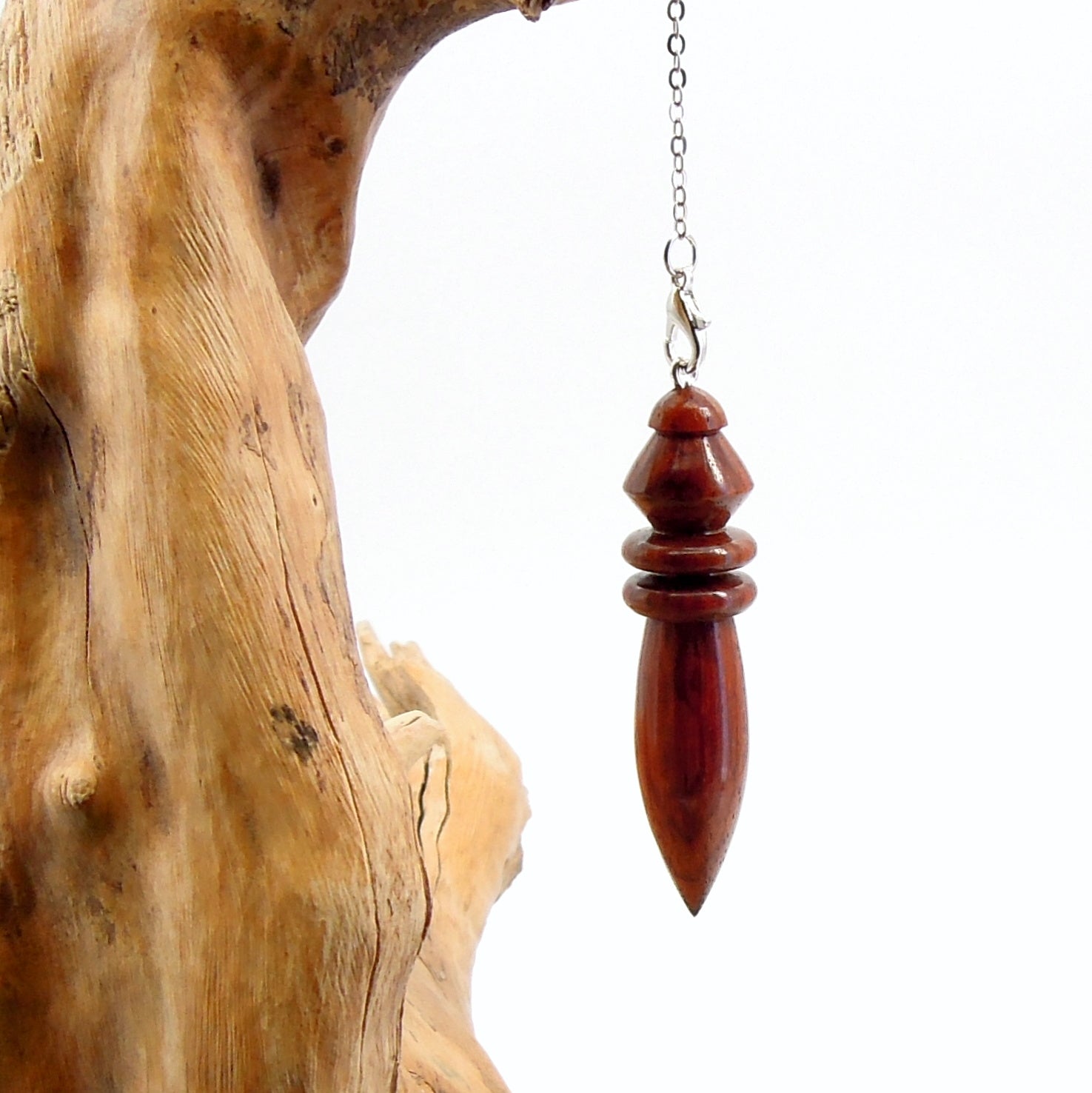 Pendule artisanal de radiesthésie en cocobolo avec chainette.