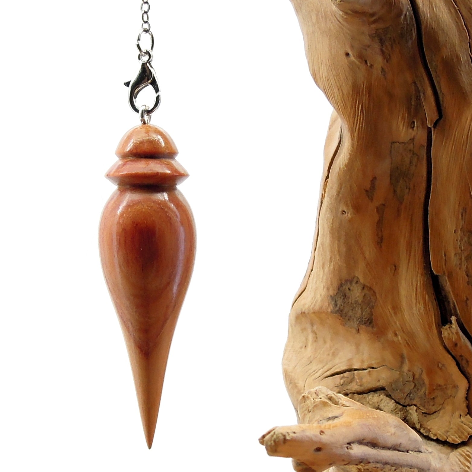 Pendule artisanal de radiesthésie en prunier avec chainette.