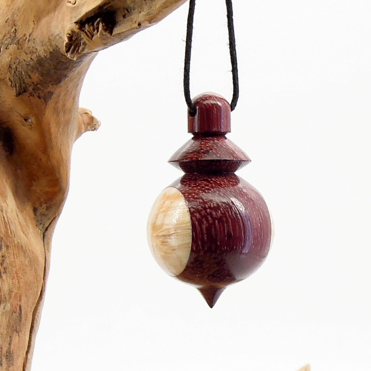 Pendule artisanal de radiesthésie en amarante et érable avec oeilleton..