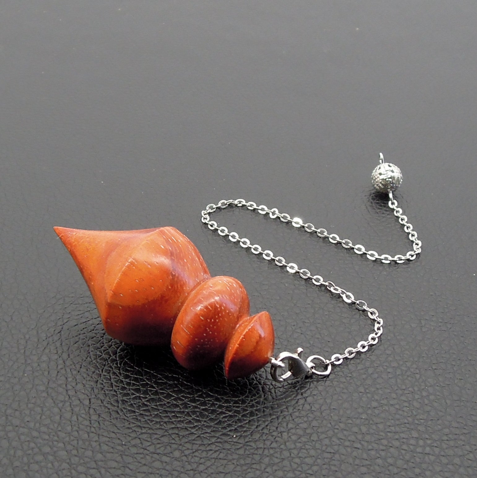 Pendule radiesthésie en padouk avec chainette.