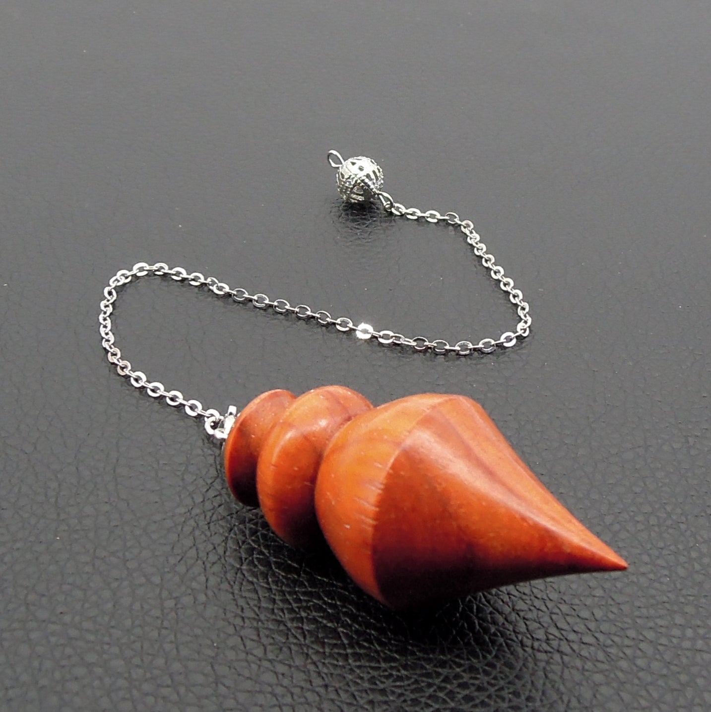 Pendule radiesthésie en padouk avec chainette.