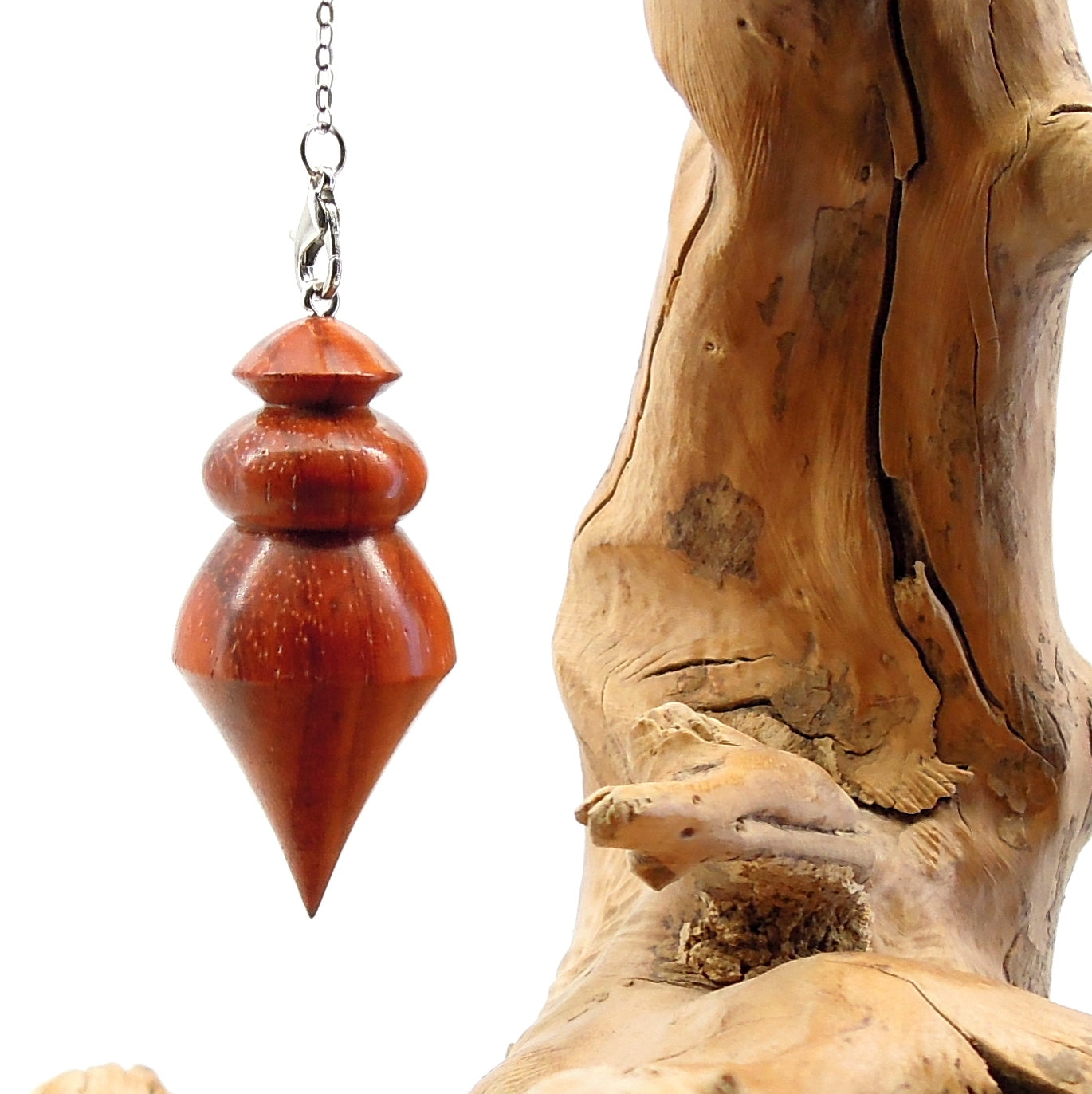 Pendule radiesthésie en padouk avec chainette.