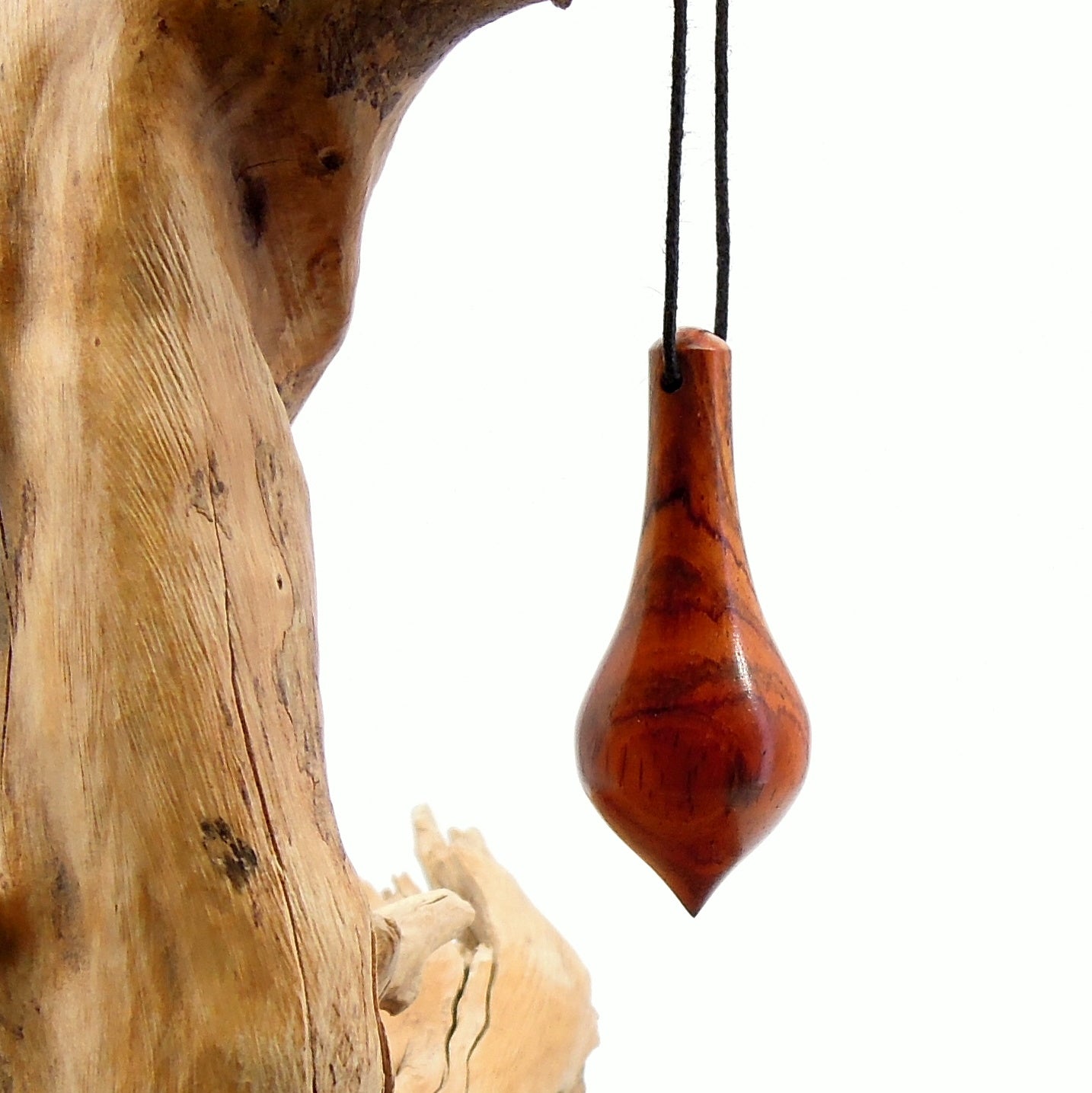 Pendule artisanal divinatoire en cocobolo avec oeilleton