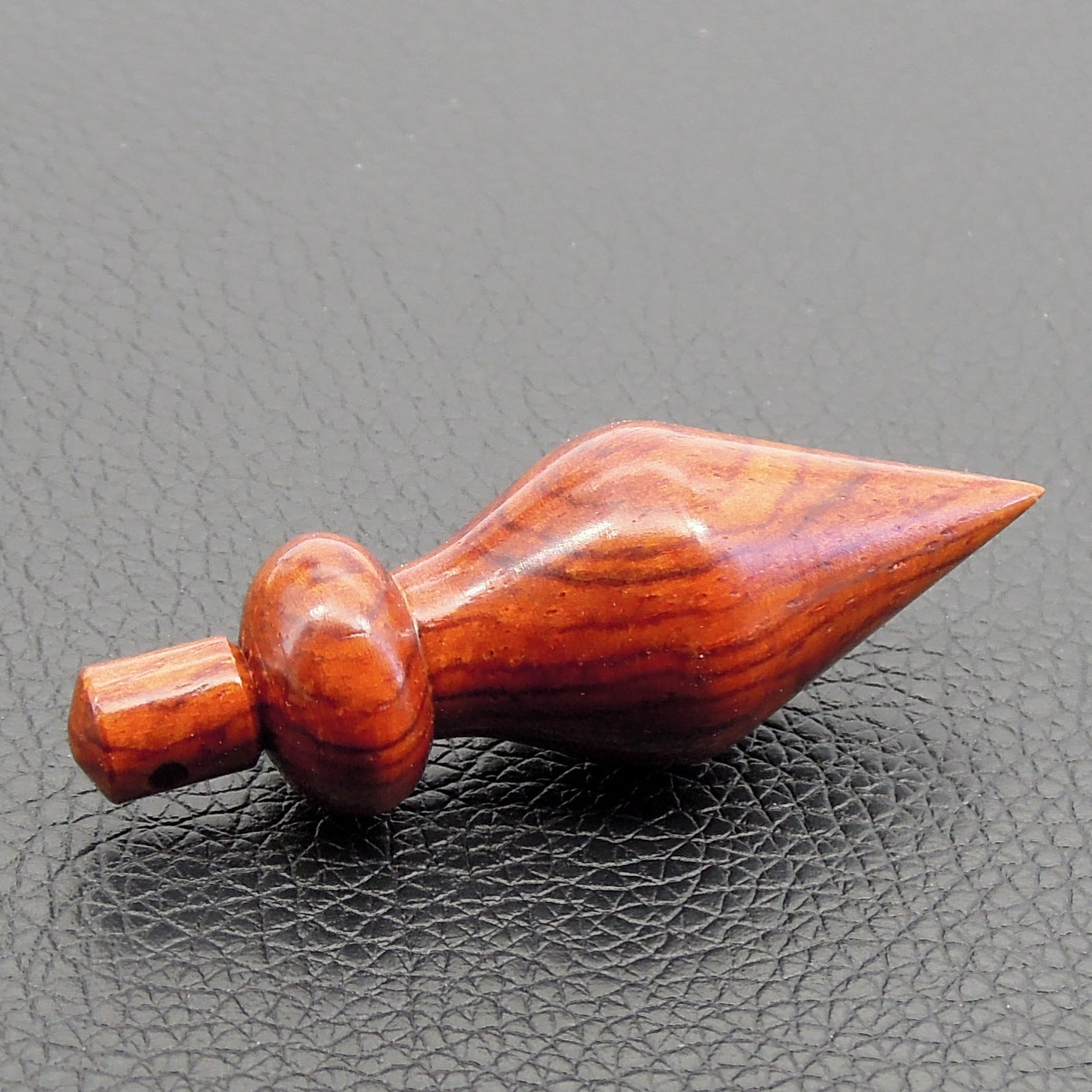 Pendule artisanal divinatoire en cocobolo avec oeilleton