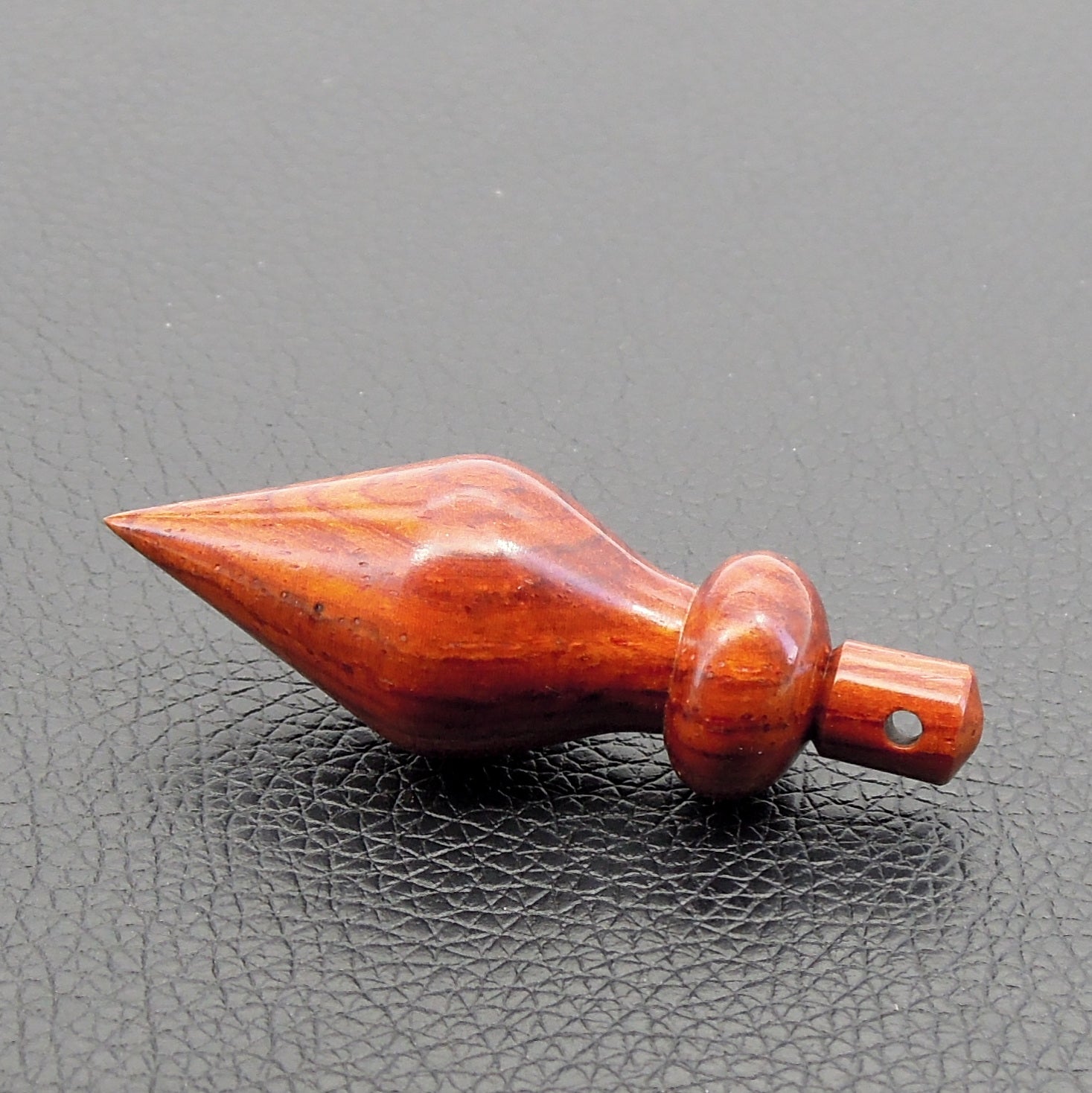 Pendule artisanal divinatoire en cocobolo avec oeilleton