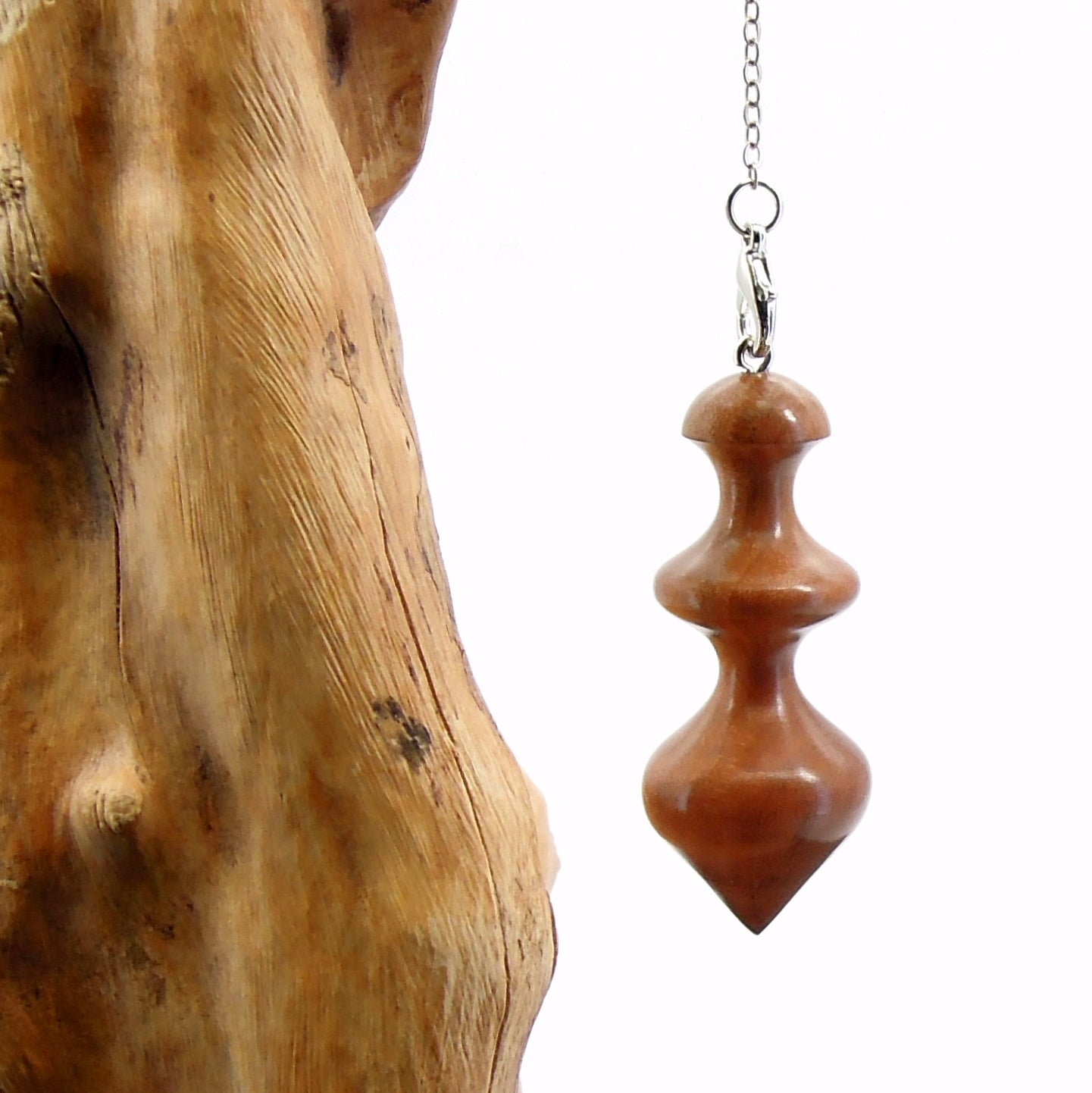 Pendule artisanal de radiesthésie en bois exotique avec chainette.