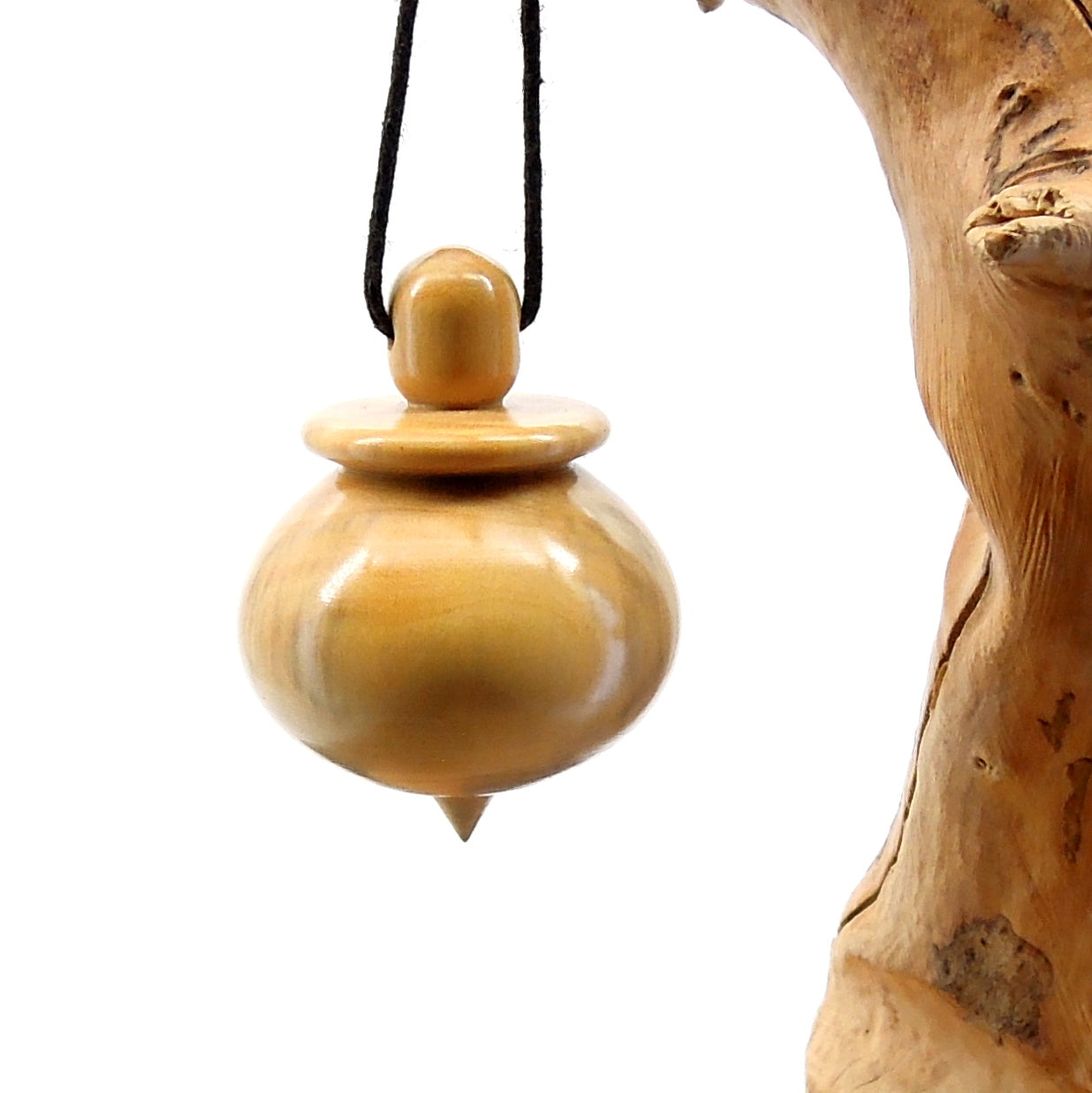 Pendule artisanal de radiesthésie en buis avec oeilleton.