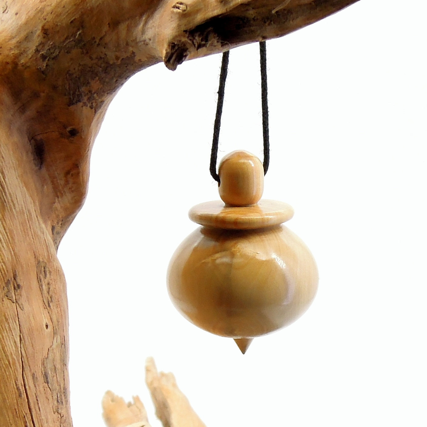 Pendule artisanal de radiesthésie en buis avec oeilleton.