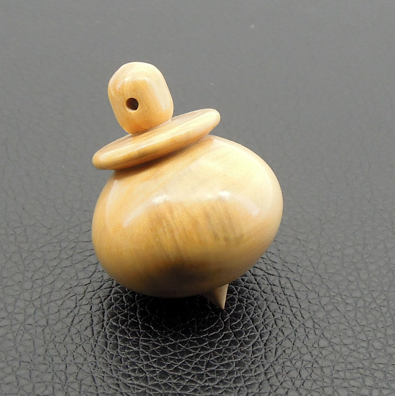 Pendule artisanal de radiesthésie en buis avec oeilleton.