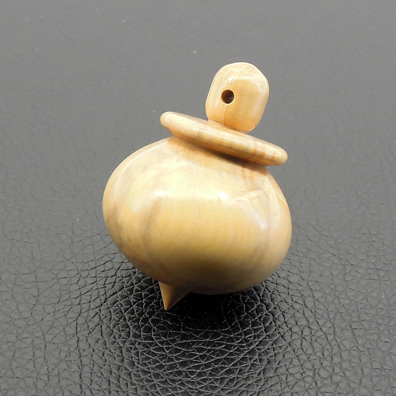 Pendule artisanal de radiesthésie en buis avec oeilleton.