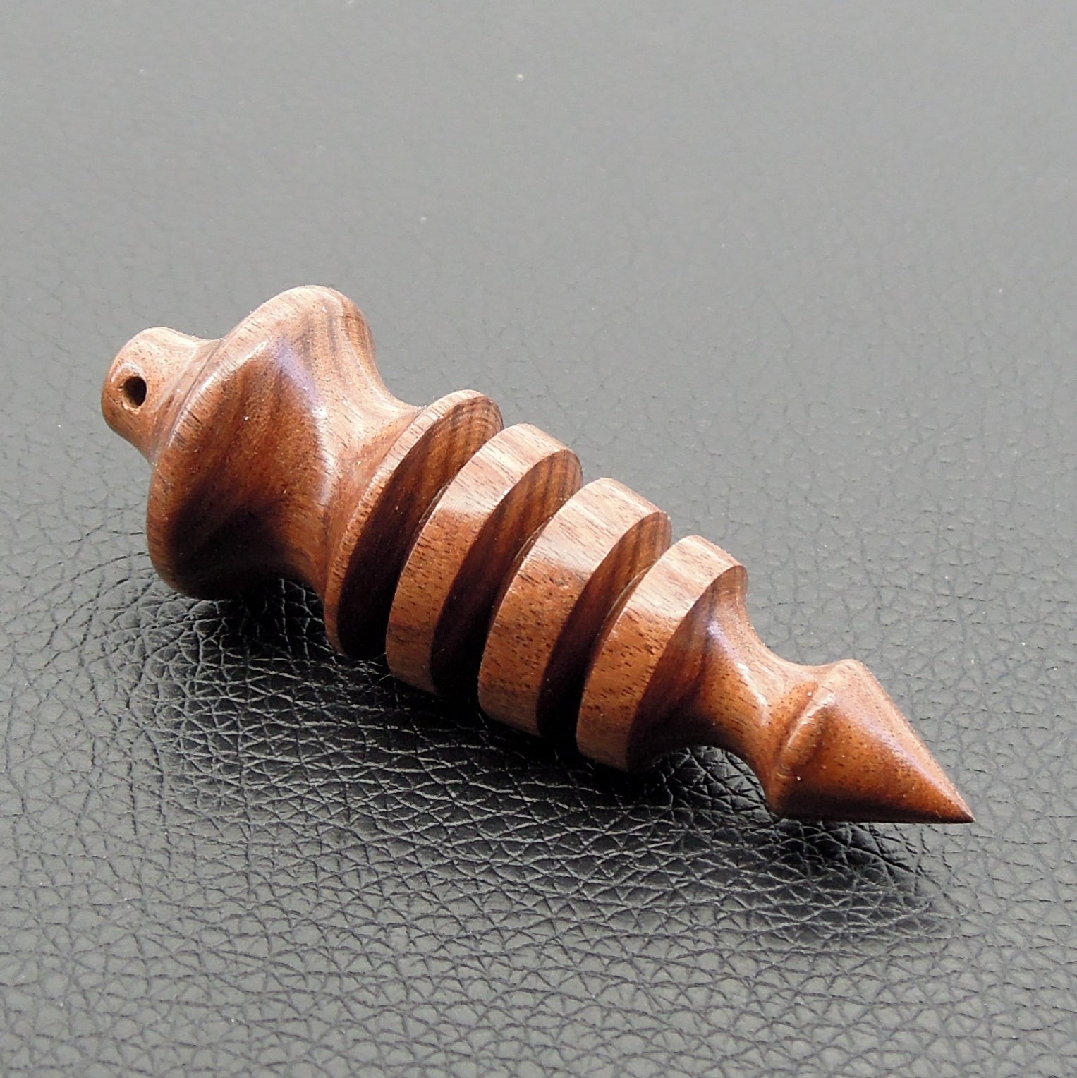 Pendule artisanal de radiesthésie en palissandre santos avec oeilleton.