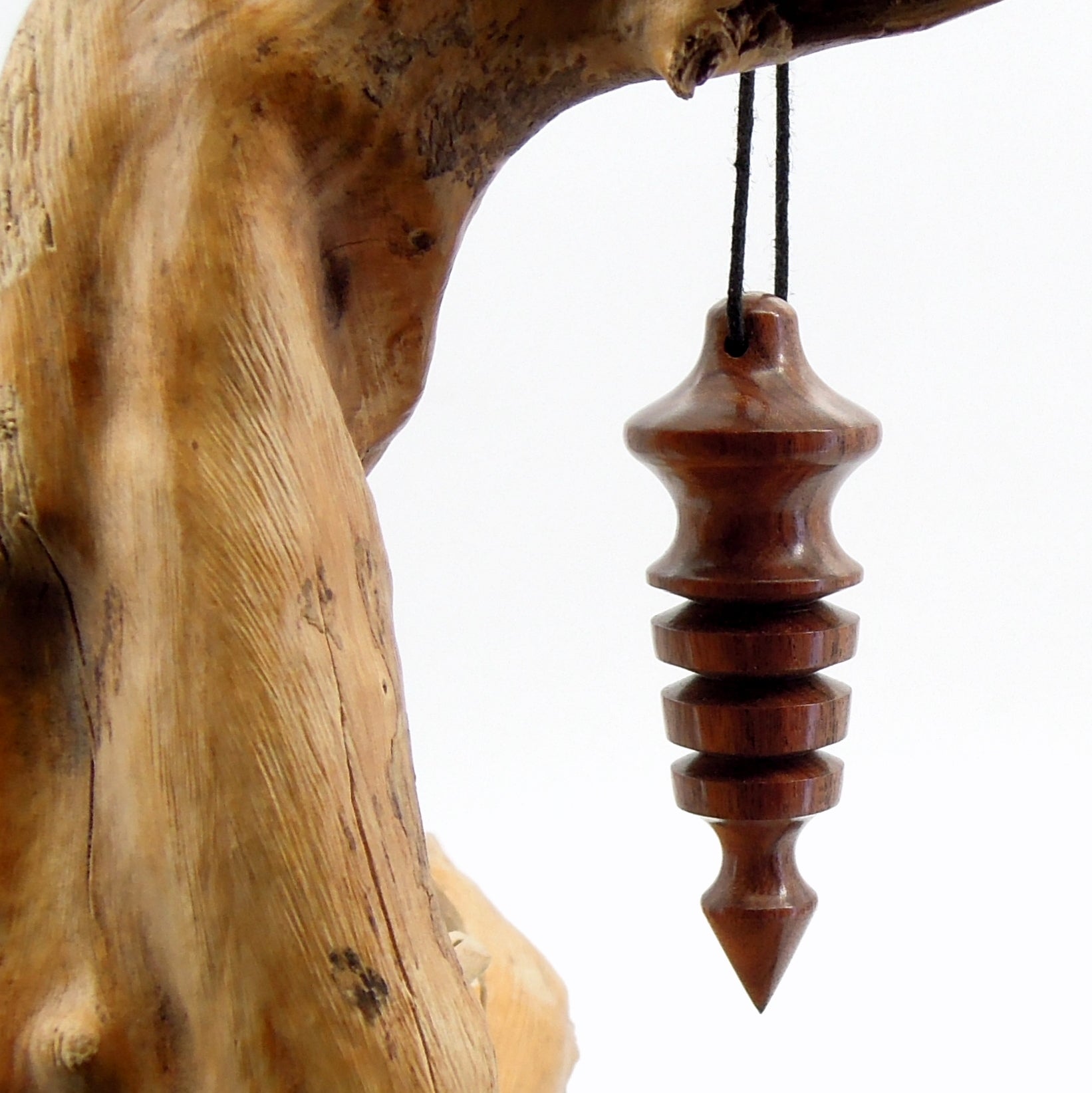 Pendule artisanal de radiesthésie en palissandre santos avec oeilleton.