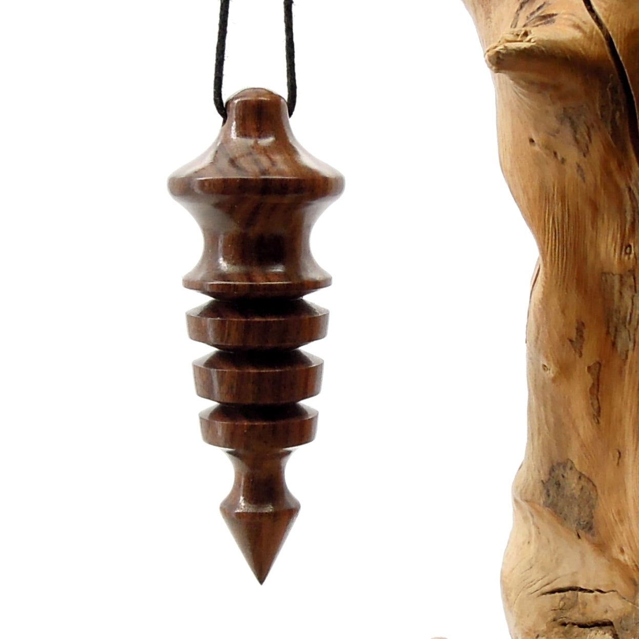 Pendule artisanal de radiesthésie en palissandre santos avec oeilleton.