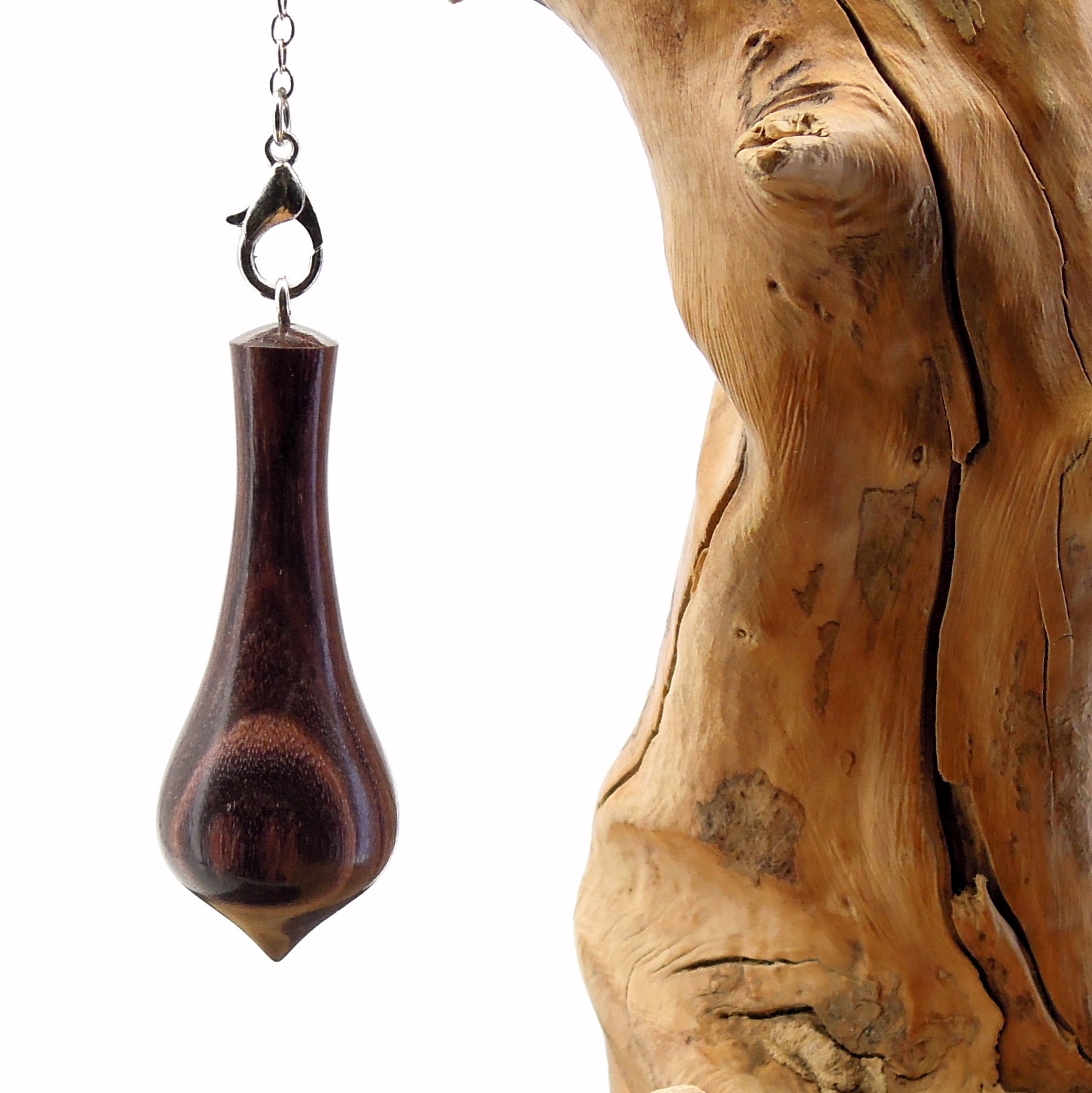 Pendule artisanal de radiesthésie en bois exotique avec chainette.