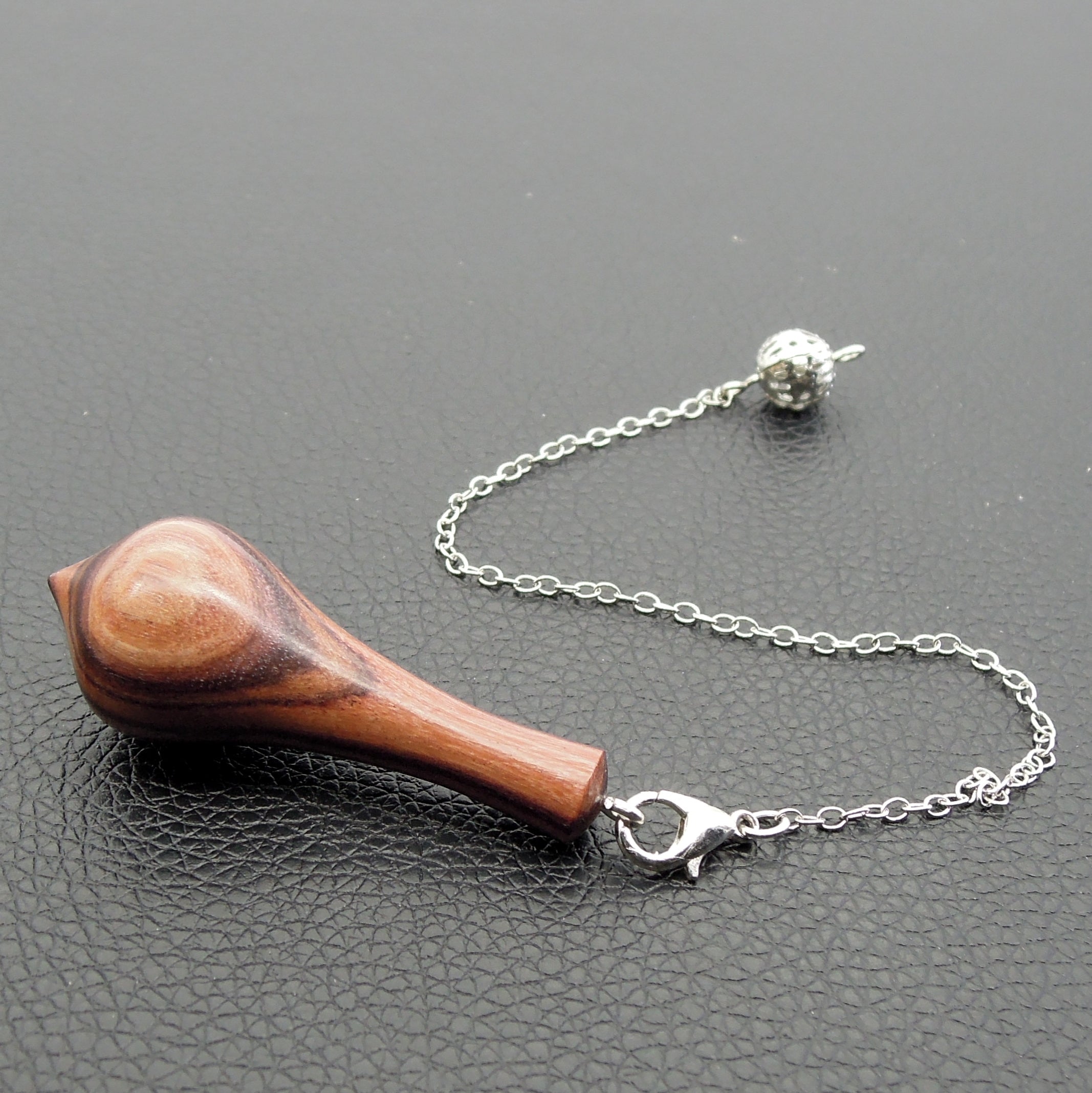 Pendule artisanal de radiesthésie en bois exotique avec chainette.