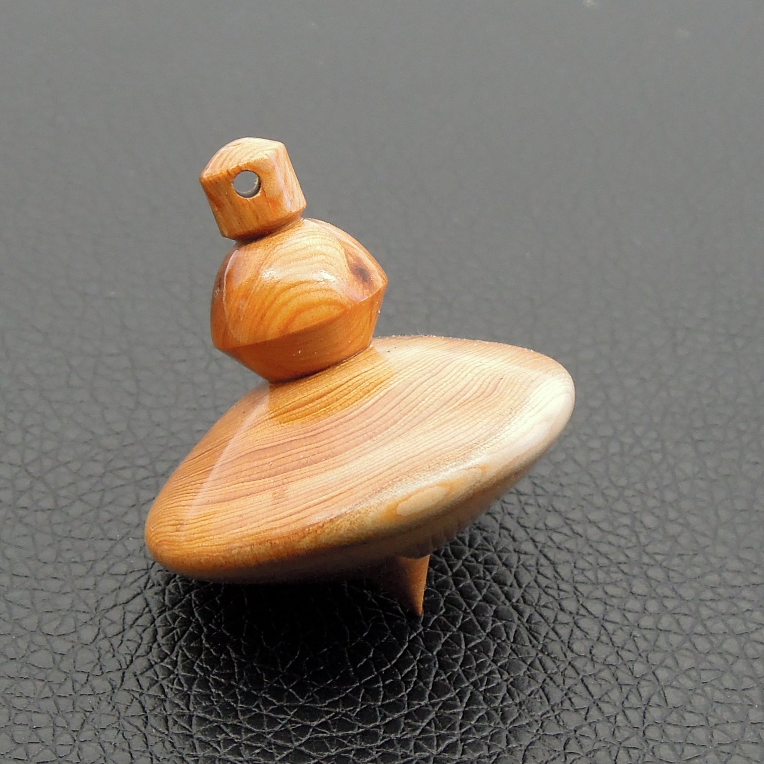 Pendule artisanal divinatoire en if avec oeilleton.