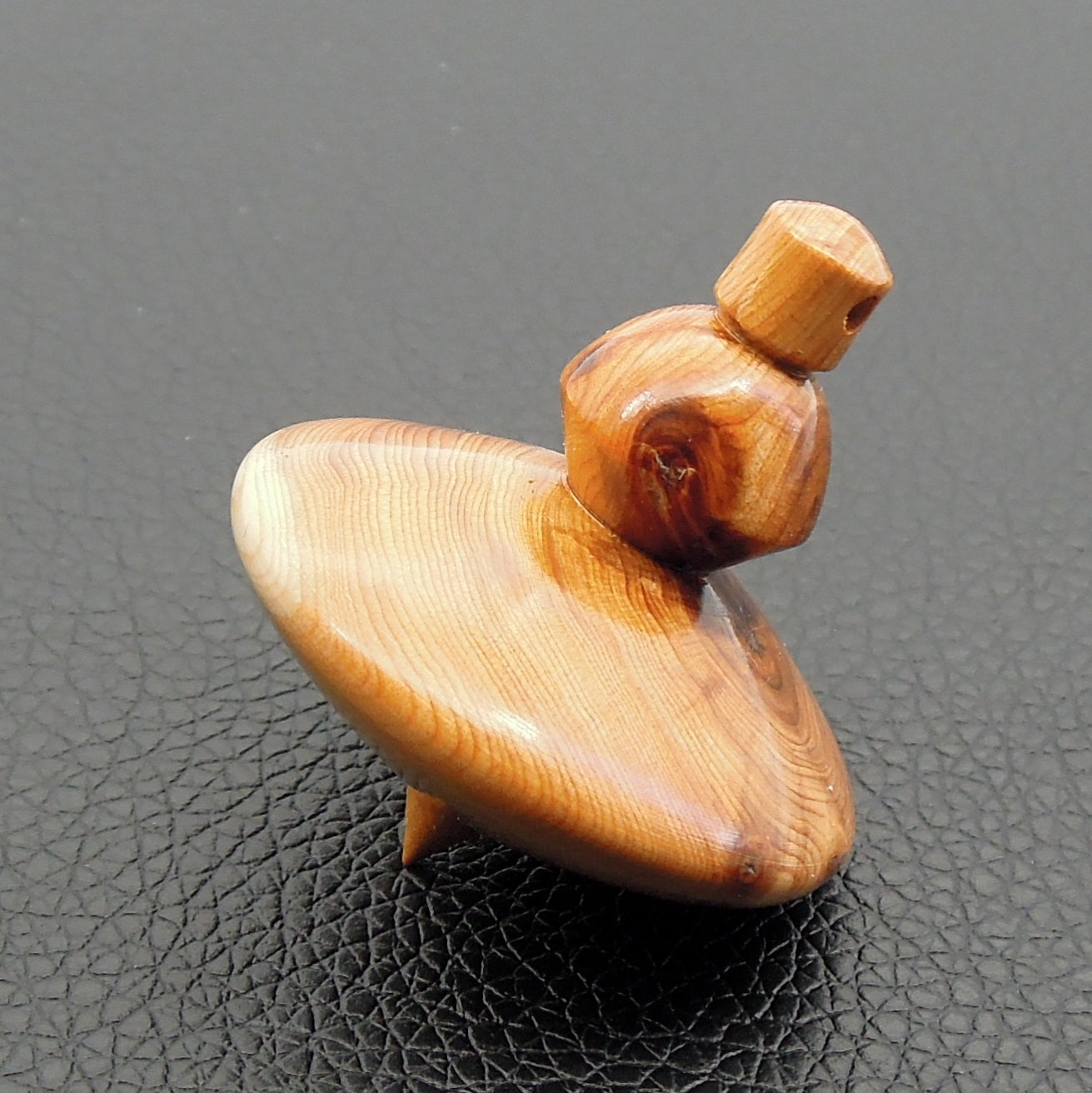 Pendule artisanal divinatoire en if avec oeilleton.