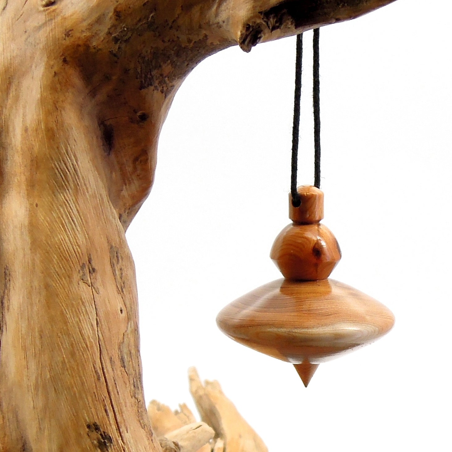 Pendule artisanal divinatoire en if avec oeilleton.