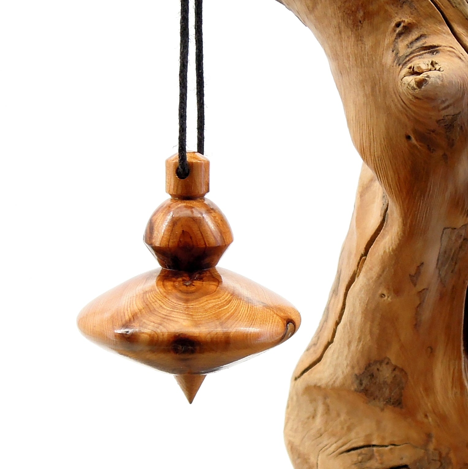 Pendule artisanal divinatoire en if avec oeilleton.