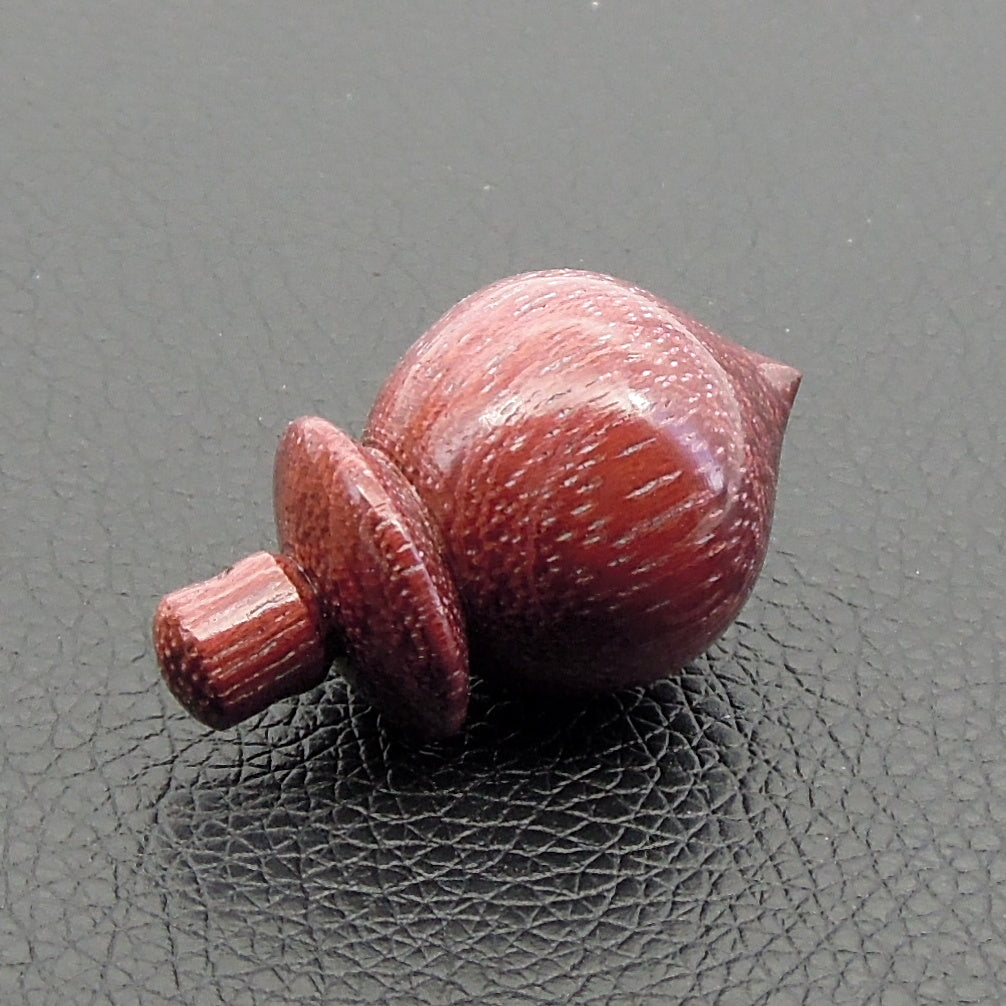 Pendule artisanal de radiesthésie en amarante avec oeilleton..