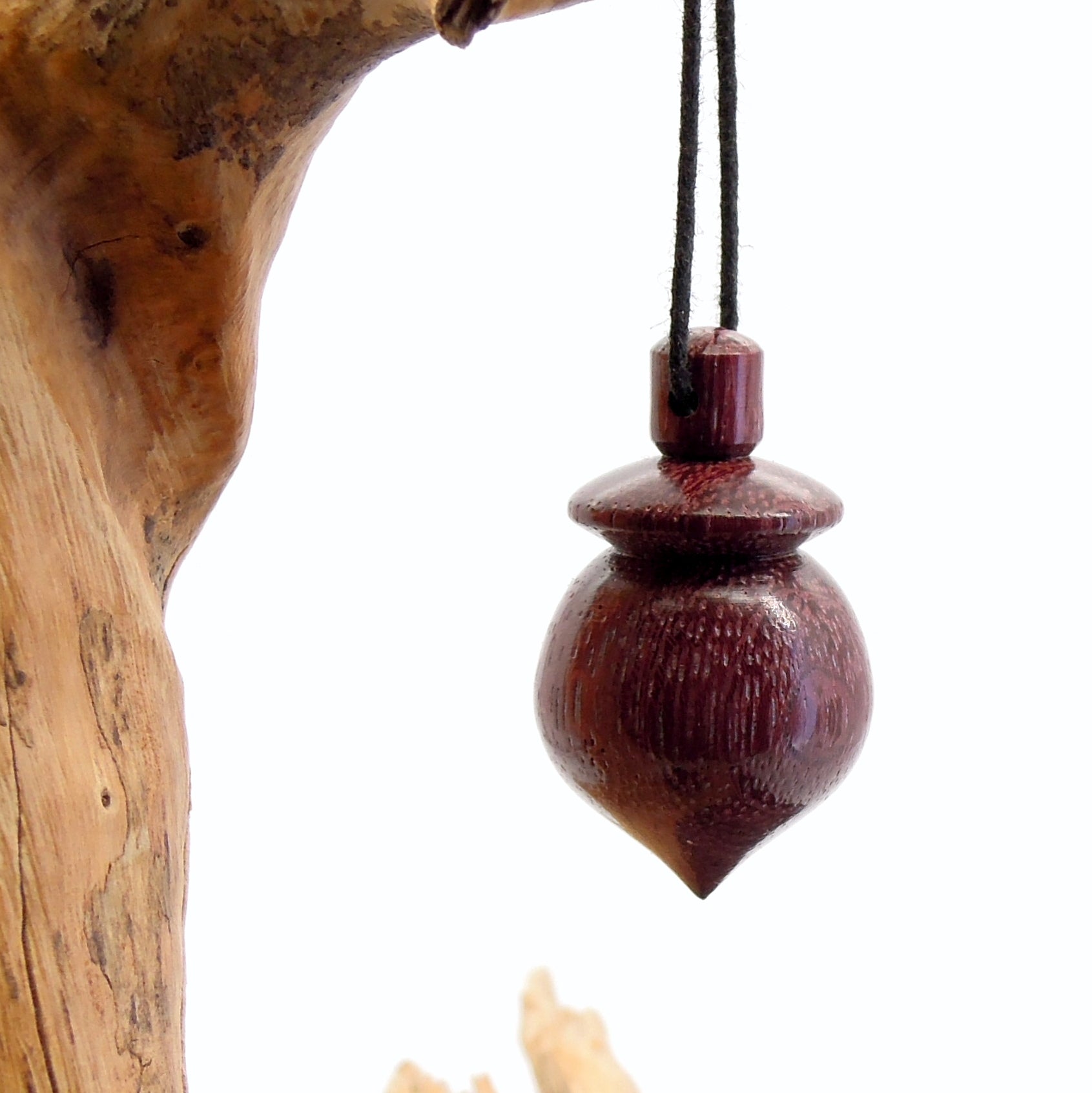 Pendule artisanal de radiesthésie en amarante avec oeilleton..