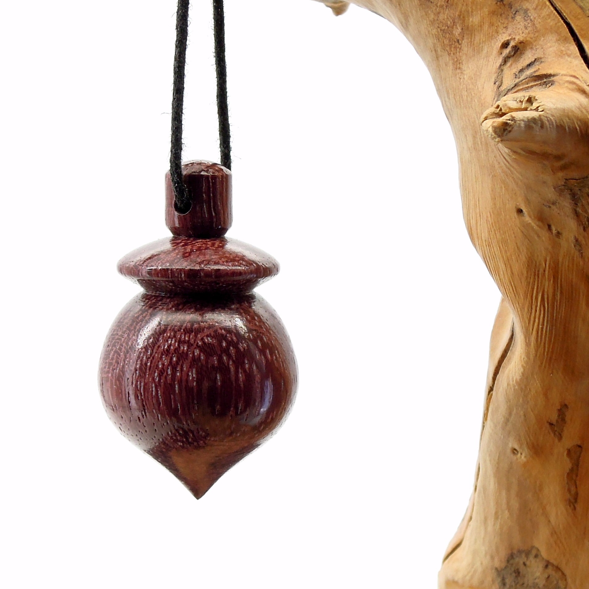 Pendule artisanal de radiesthésie en amarante avec oeilleton..