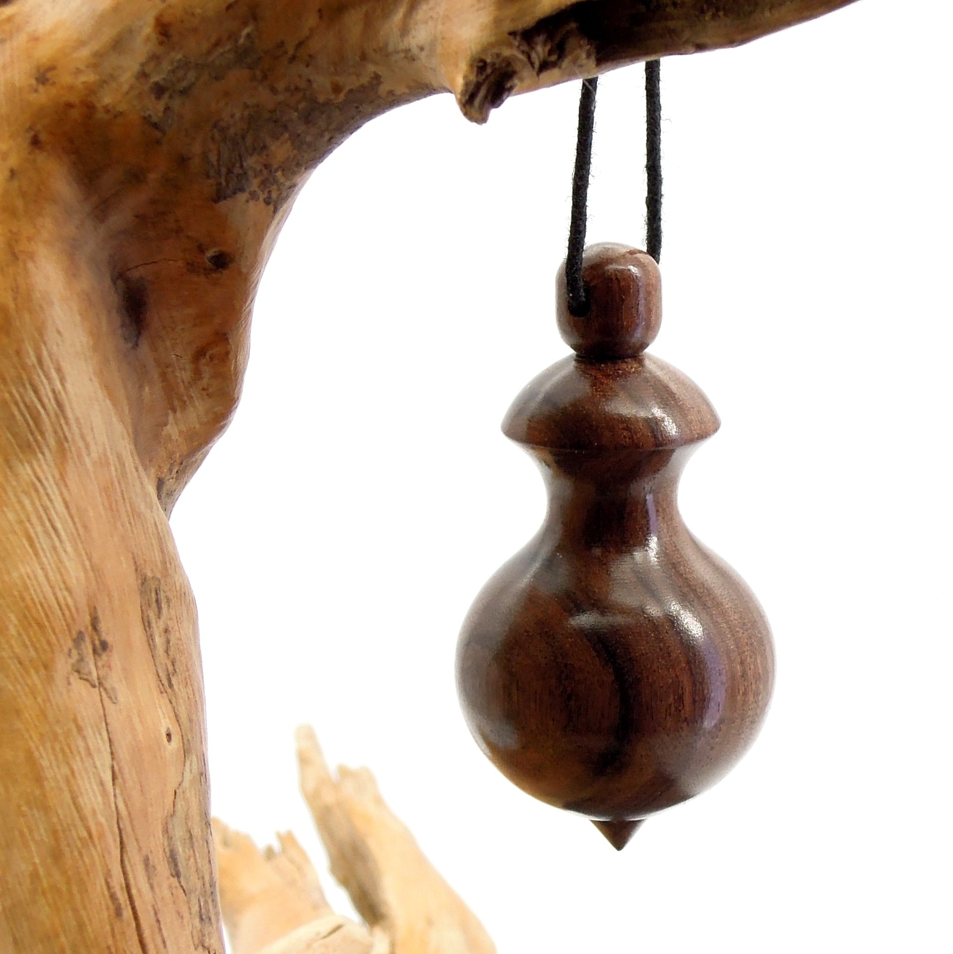 Pendule artisanal de radiesthésie en palissandre santos avec oeilleton.