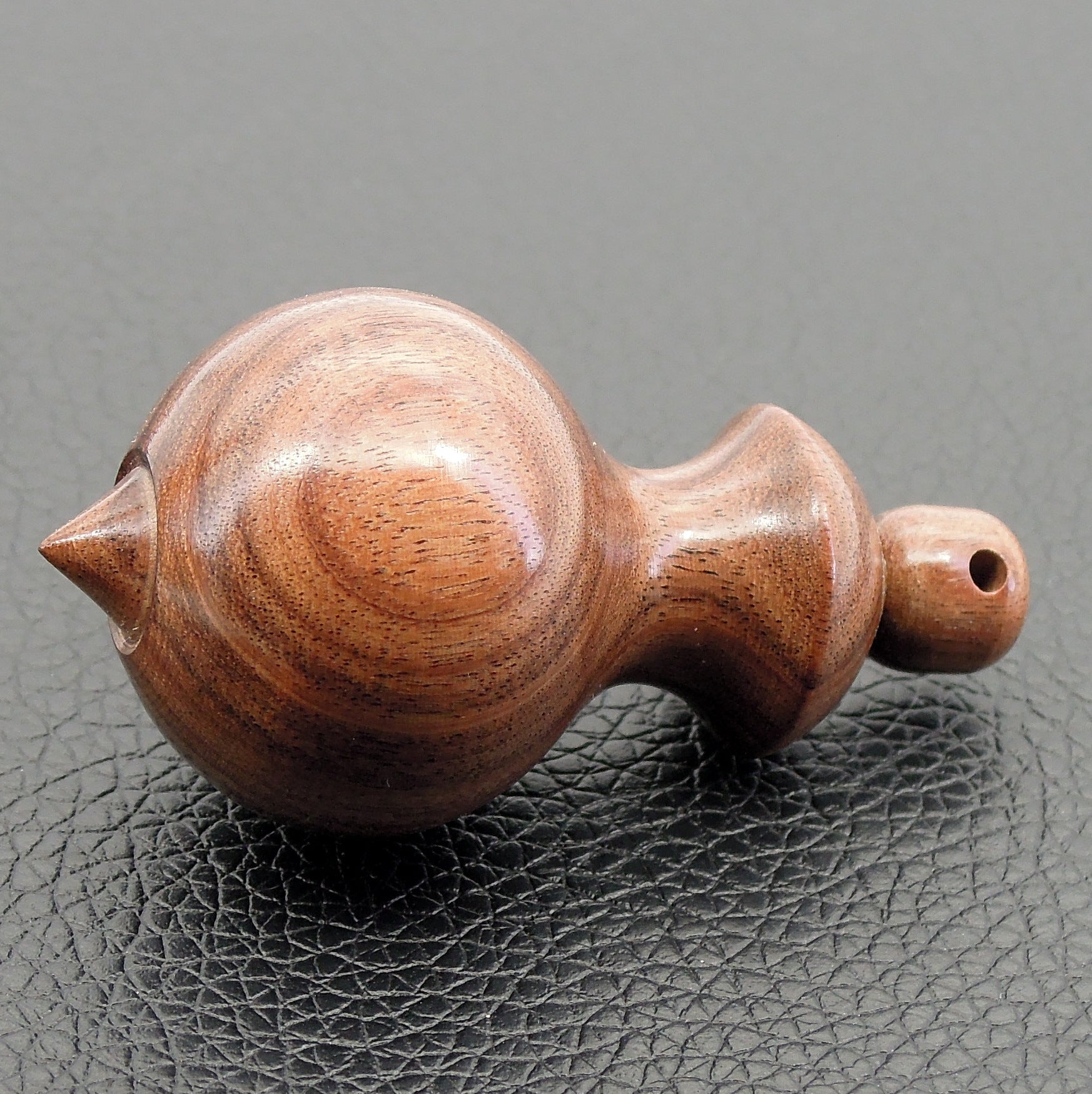 Pendule artisanal de radiesthésie en palissandre santos avec oeilleton.