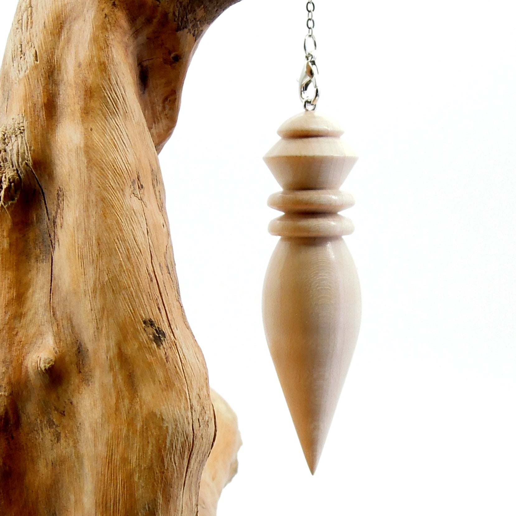 Pendule artisanal de radiesthésie en érable ondé avec chainette.