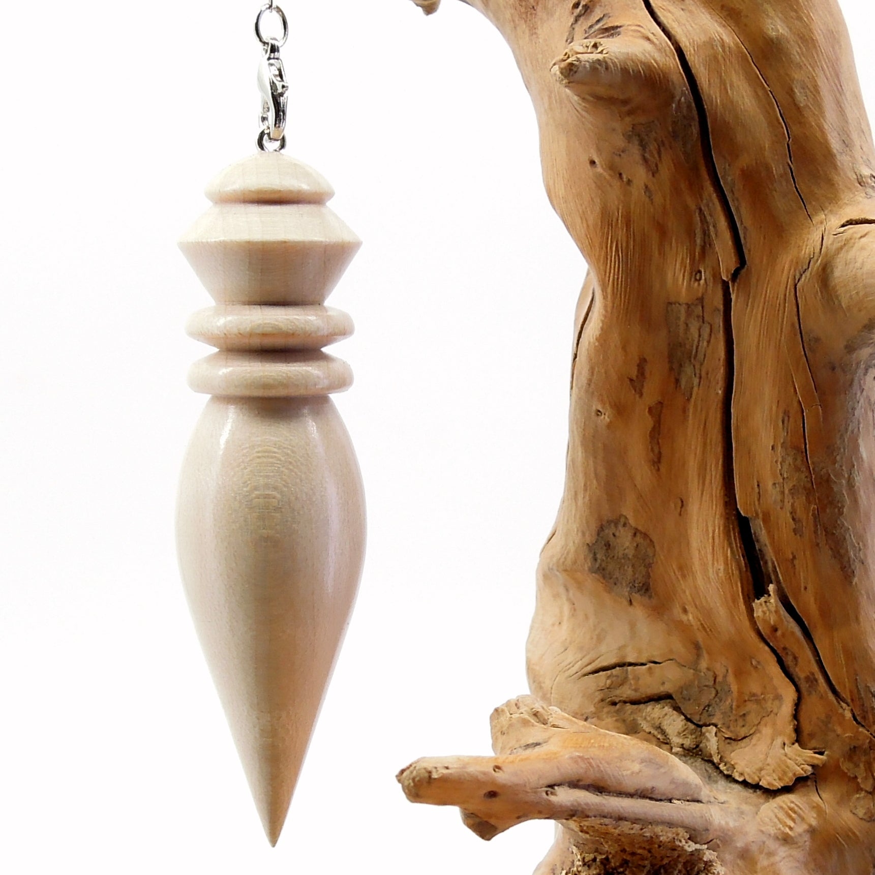 Pendule artisanal de radiesthésie en érable ondé avec chainette.