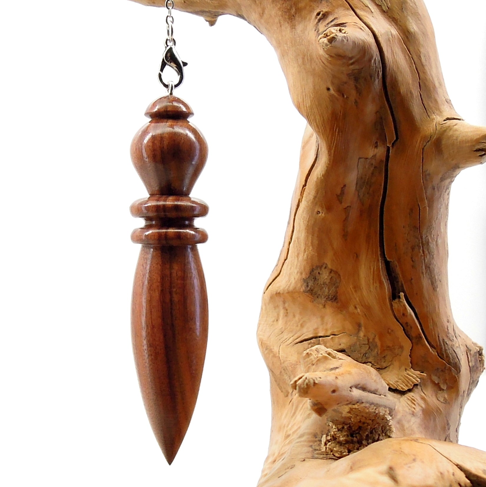 Pendule artisanal de radiesthésie en palissandre santos avec chainette.