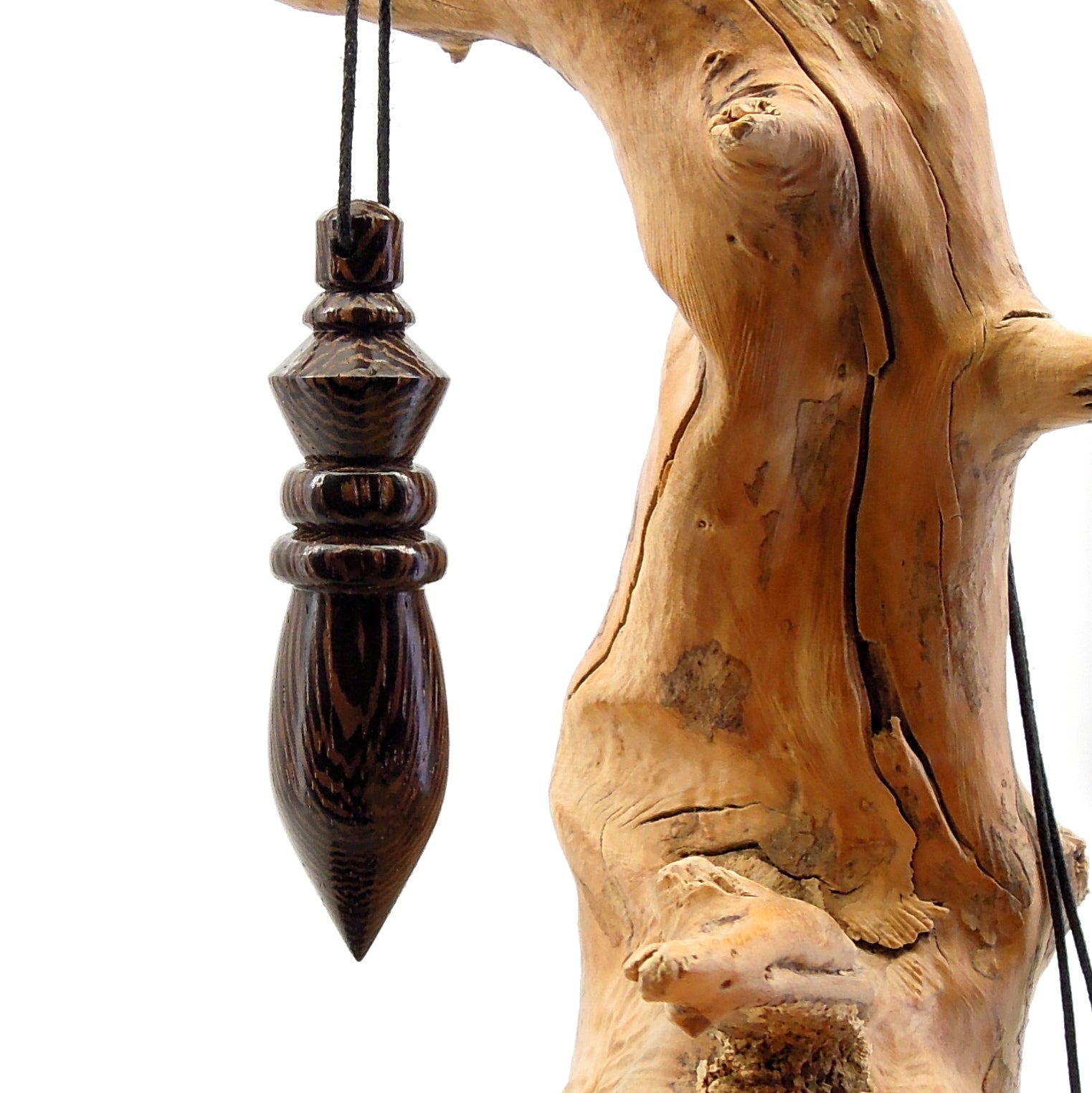 Pendule artisanal de radiesthésie en wenge avec oeilleton.