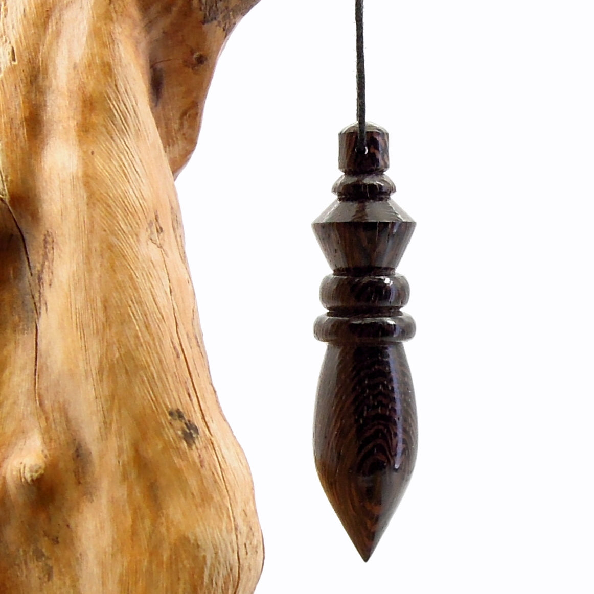 Pendule artisanal de radiesthésie en wenge avec oeilleton.