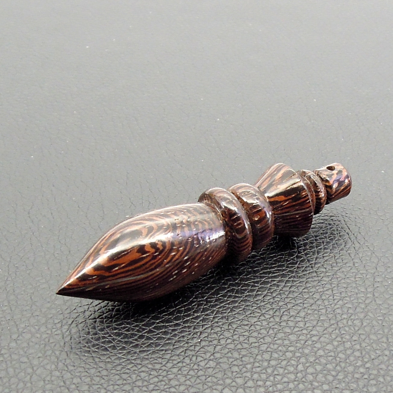 Pendule artisanal de radiesthésie en wenge avec oeilleton.