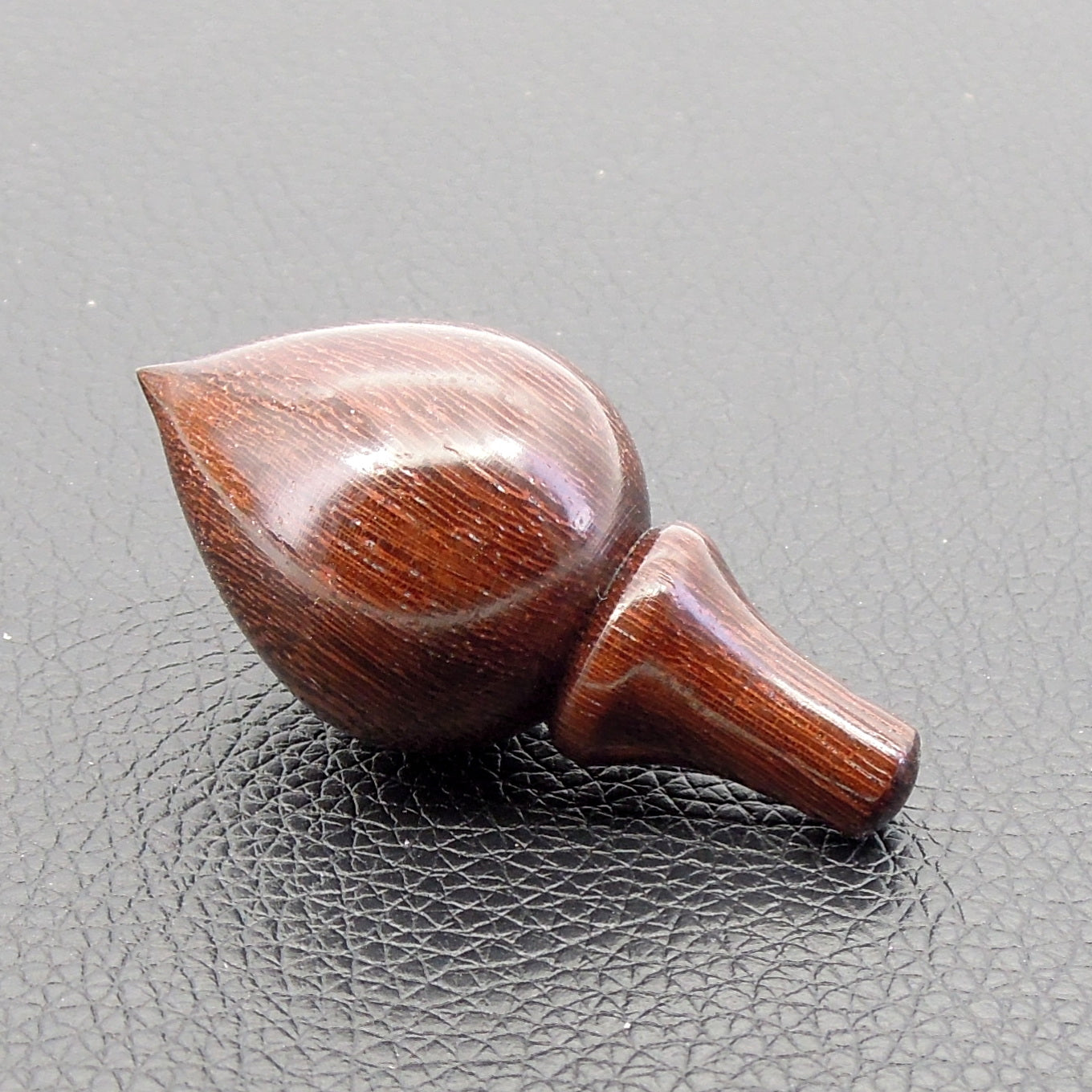 Pendule artisanal de radiesthésie en bannia avec oeilleton.