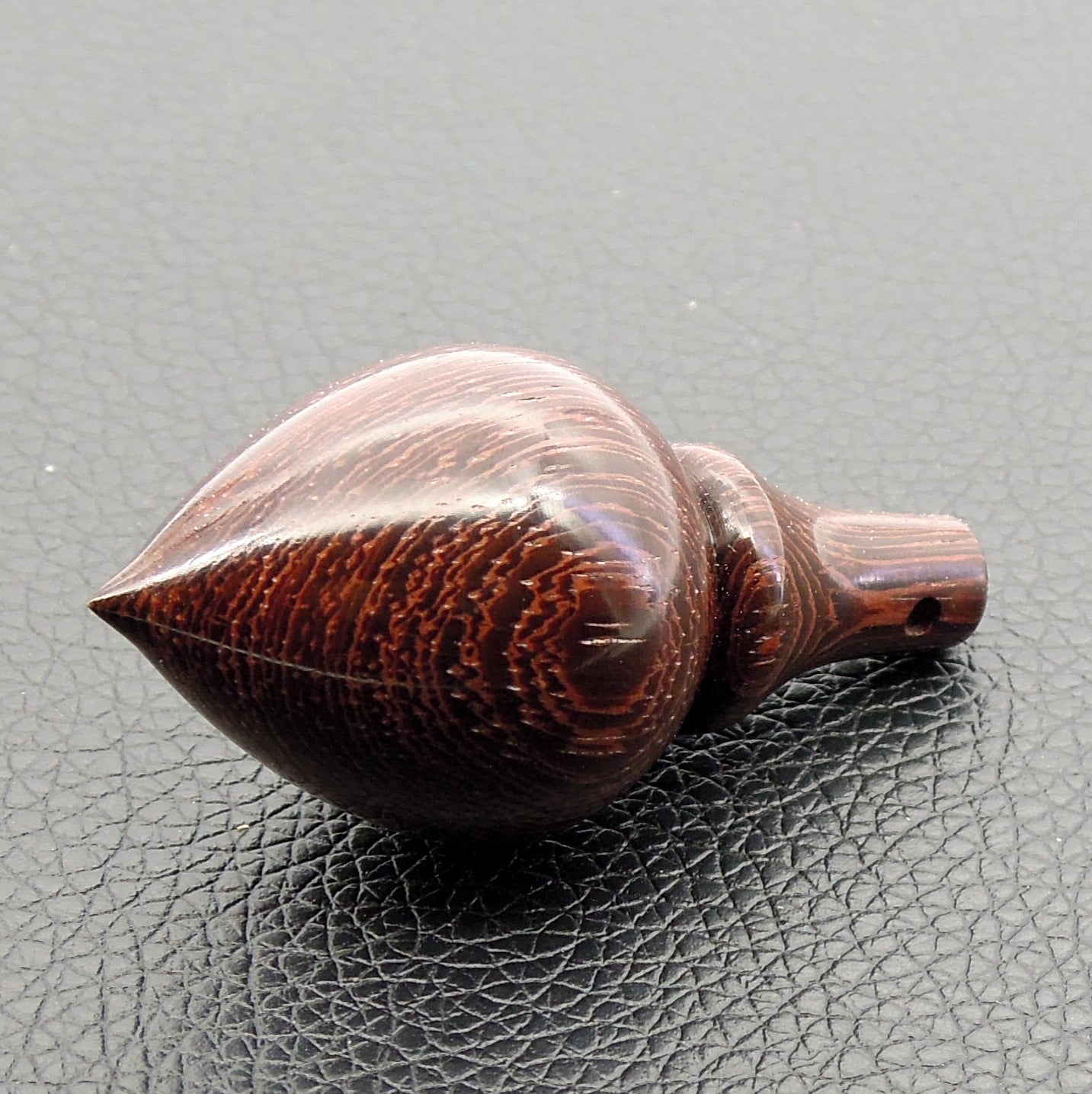 Pendule artisanal de radiesthésie en bannia avec oeilleton.