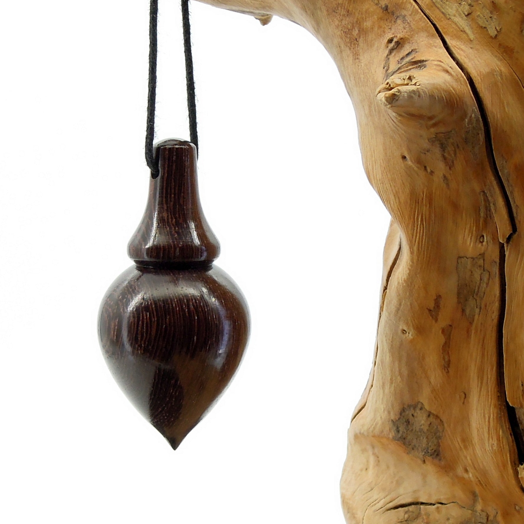 Pendule artisanal de radiesthésie en bannia avec oeilleton.