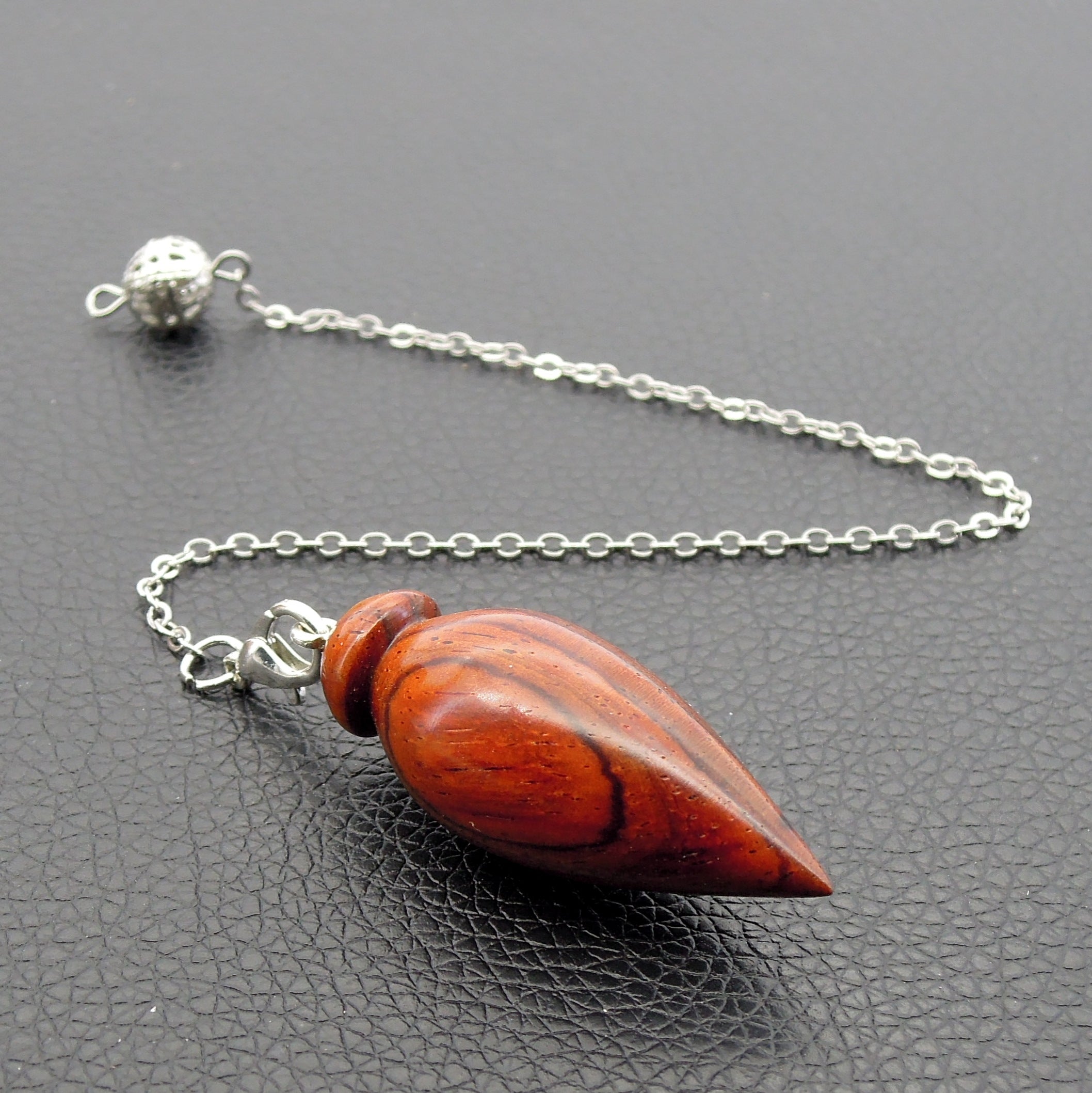 Pendule artisanal de radiesthésie en bois exotique avec chainette.
