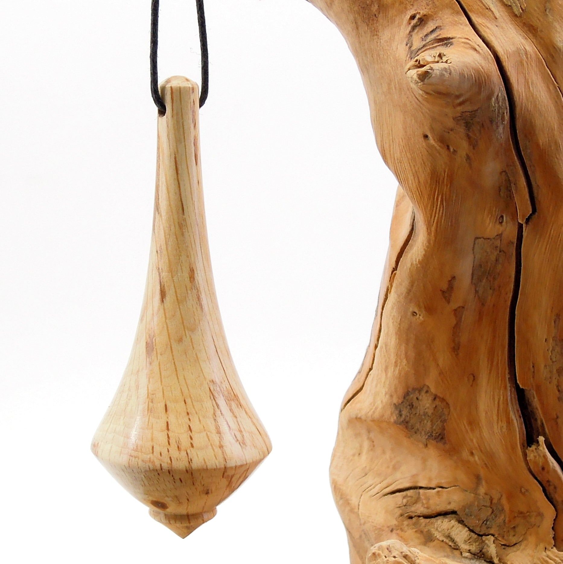 Pendule artisanal de radiesthésie en charme échauffé avec oeilleton.