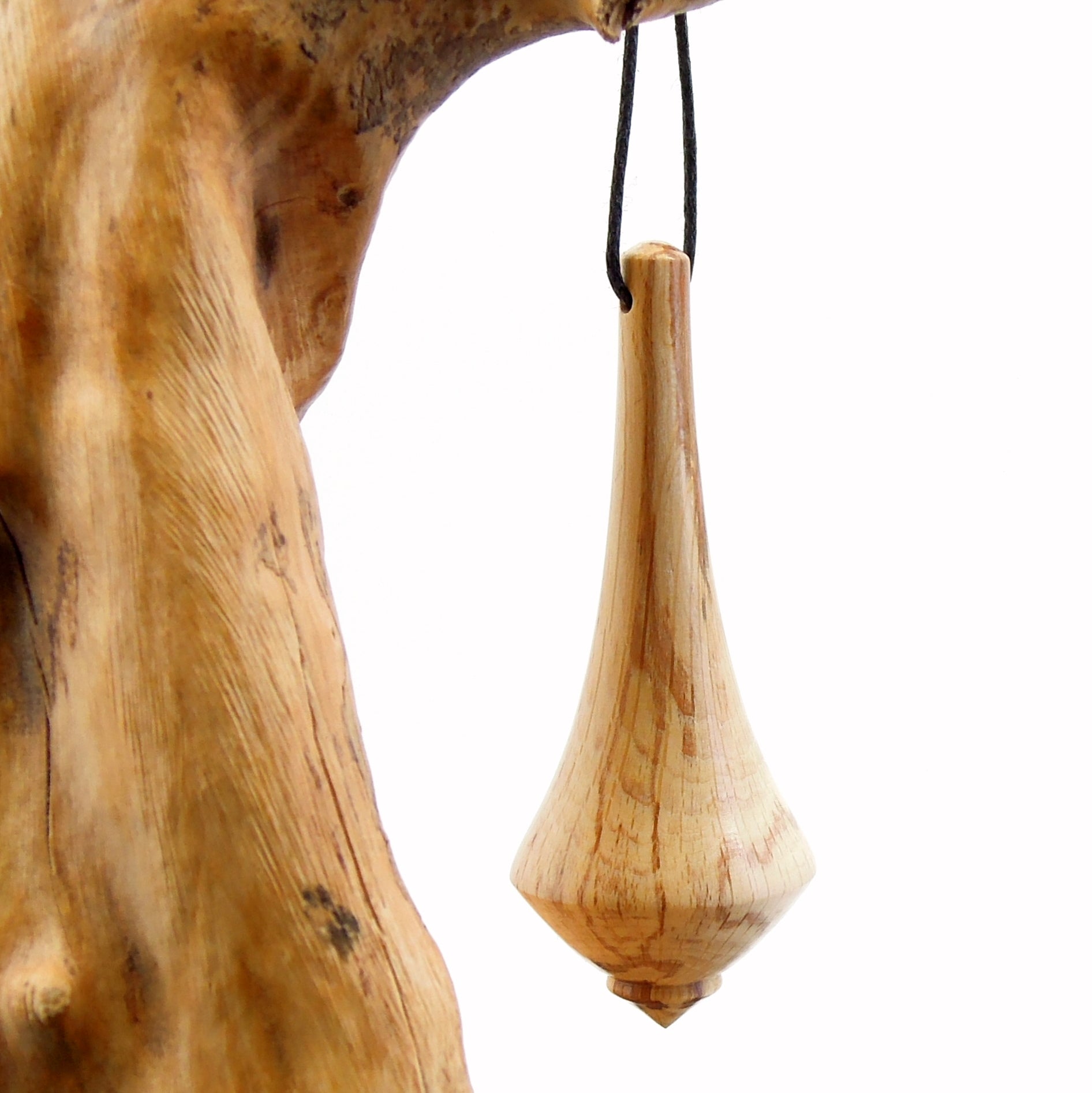 Pendule artisanal de radiesthésie en charme échauffé avec oeilleton.