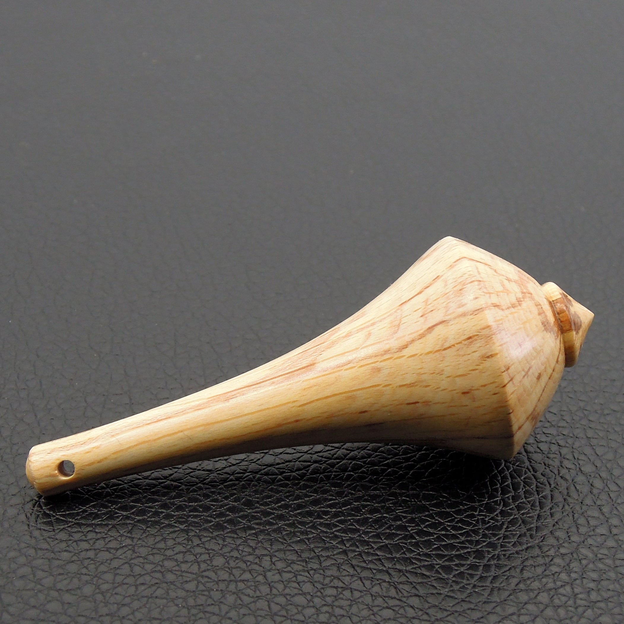 Pendule artisanal de radiesthésie en charme échauffé avec oeilleton.