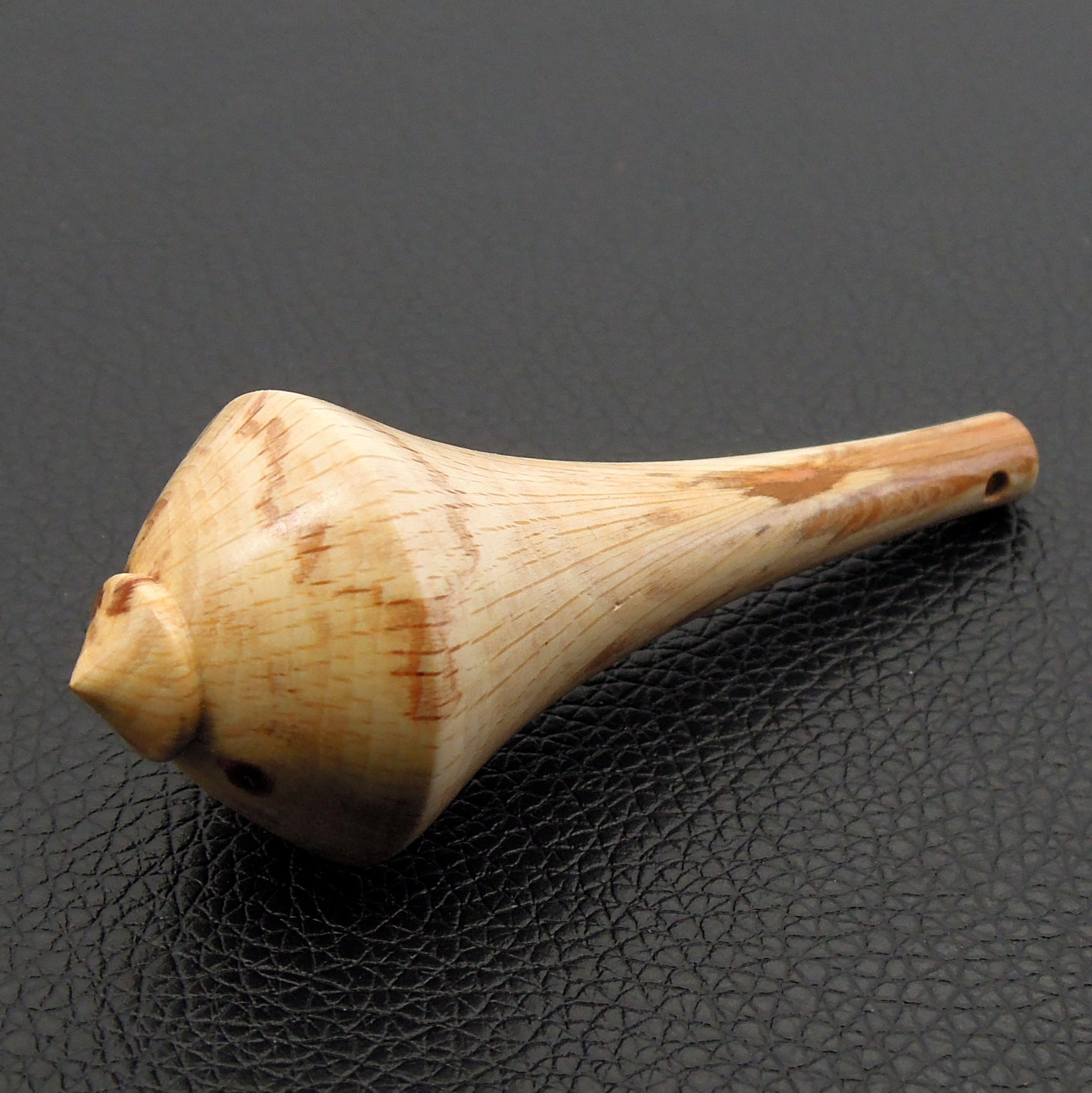 Pendule artisanal de radiesthésie en charme échauffé avec oeilleton.