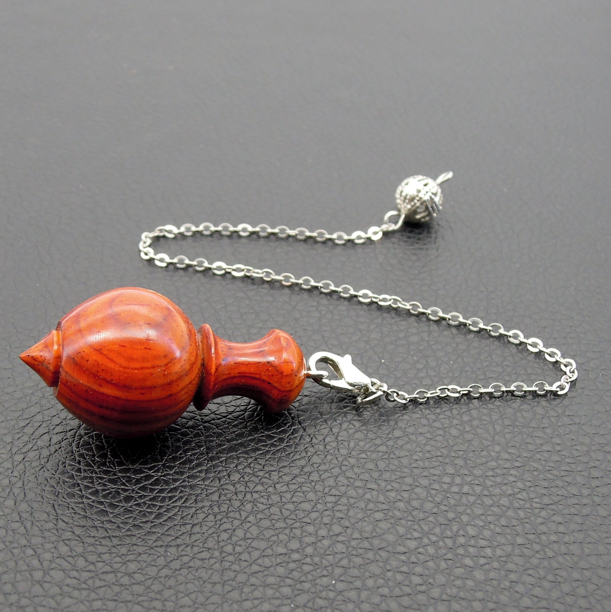 Pendule artisanal de radiesthésie en cocobolo avec chainette.