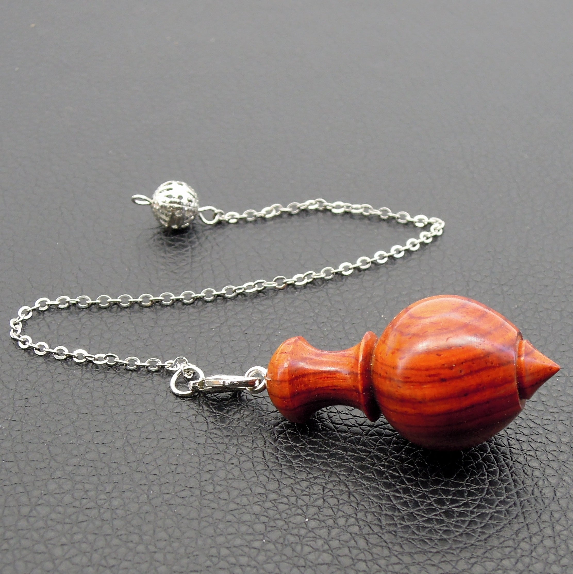 Pendule artisanal de radiesthésie en cocobolo avec chainette.
