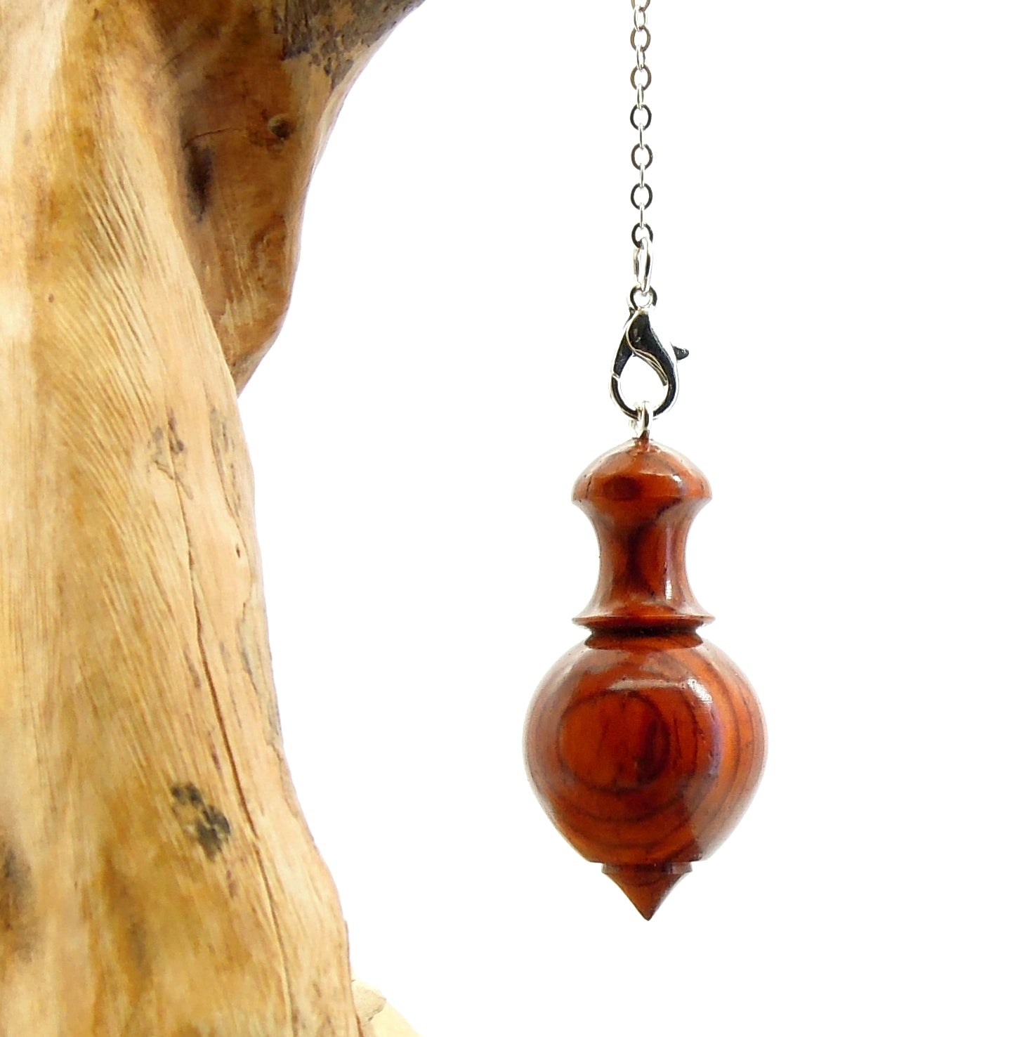 Pendule artisanal de radiesthésie en cocobolo avec chainette.